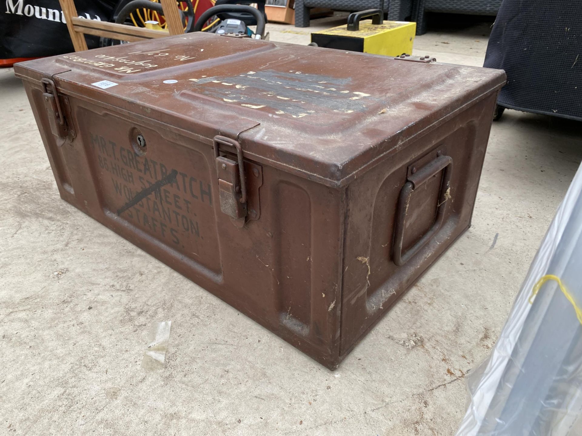 A VINTAGE MILITARY METAL CHEST DATED 1943 - Image 3 of 4