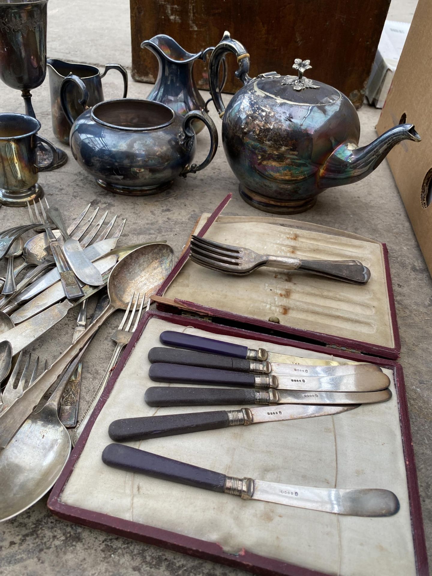 AN ASSORTMENT OF SILVER PLATE ITEMS TO INCLUDE FLATWARE, A TEAPOT AND MILK JUG ETC - Image 2 of 4