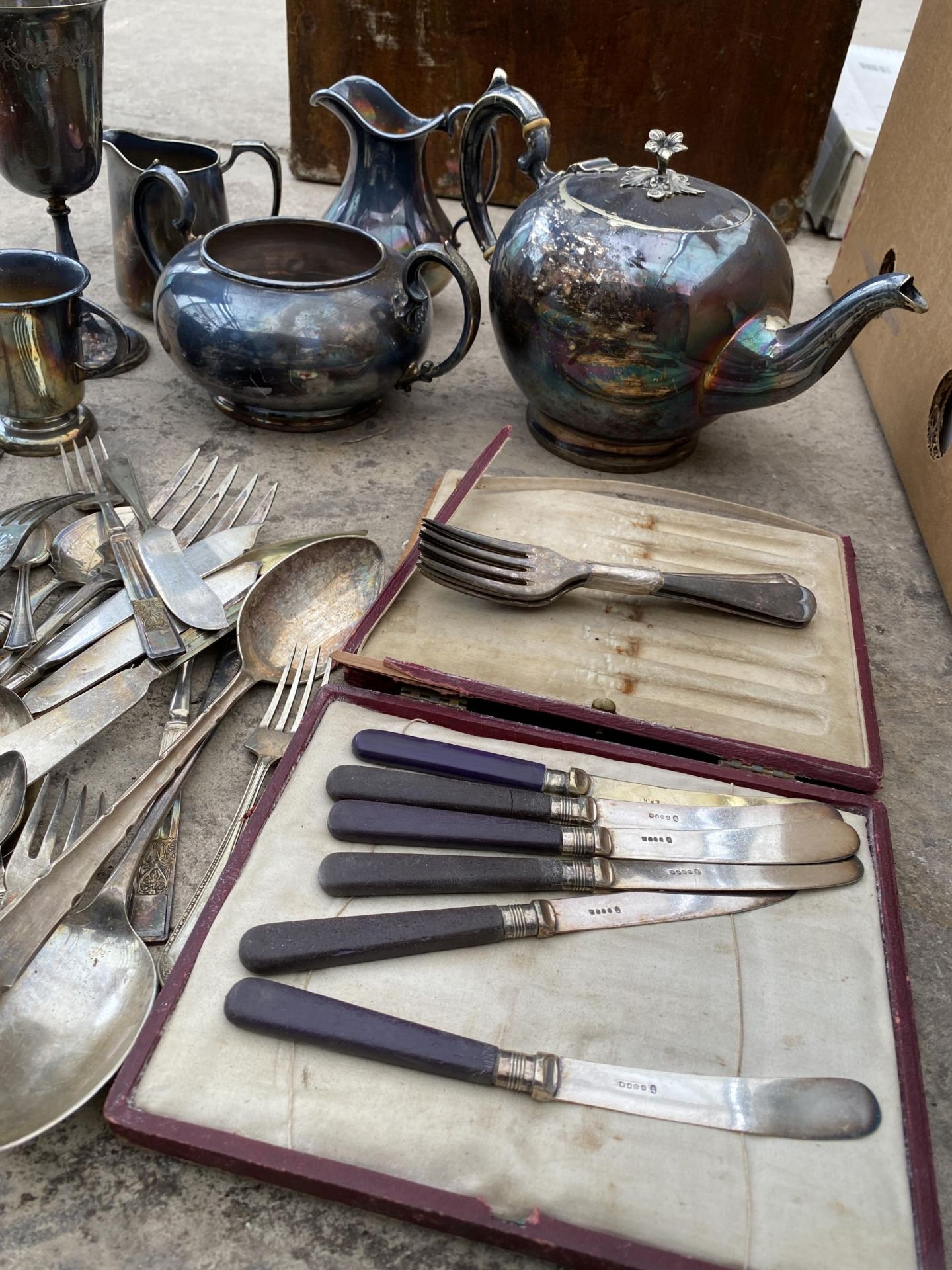 AN ASSORTMENT OF SILVER PLATE ITEMS TO INCLUDE FLATWARE, A TEAPOT AND MILK JUG ETC - Bild 2 aus 4