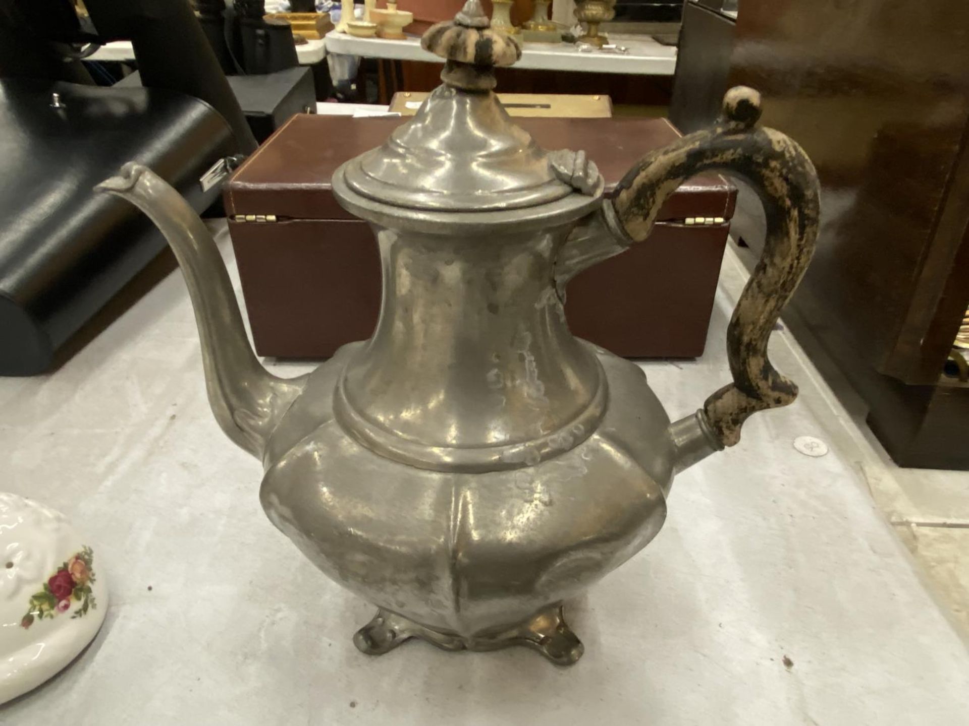 A PEWTER TEASET TO INCLUDE TEAPOT, SUGAR, MILK AND HOT WATER JUG - Image 5 of 6