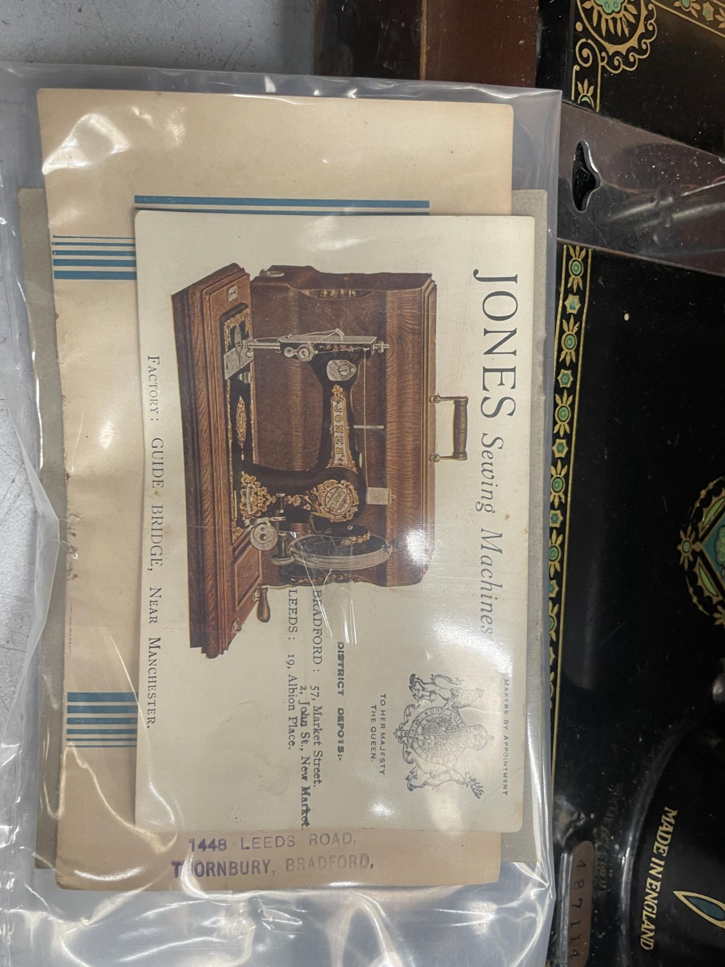 A VINTAGE CASED JONES SEWING MACHINE WITH ORIGINAL BOOKLET - Image 4 of 6