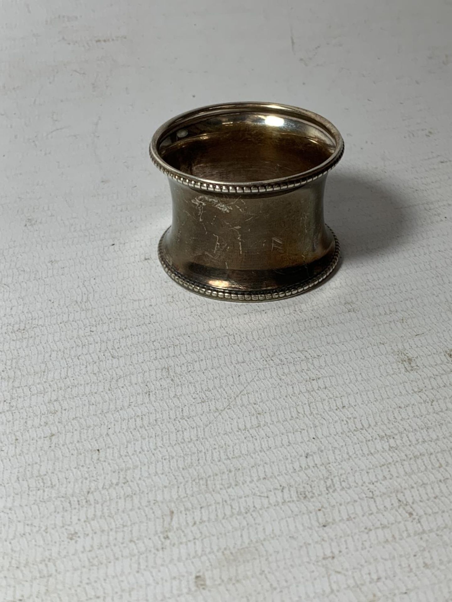 A HALLMARKED BIRMINGHAM SILVER NAPKIN RING - Image 2 of 4