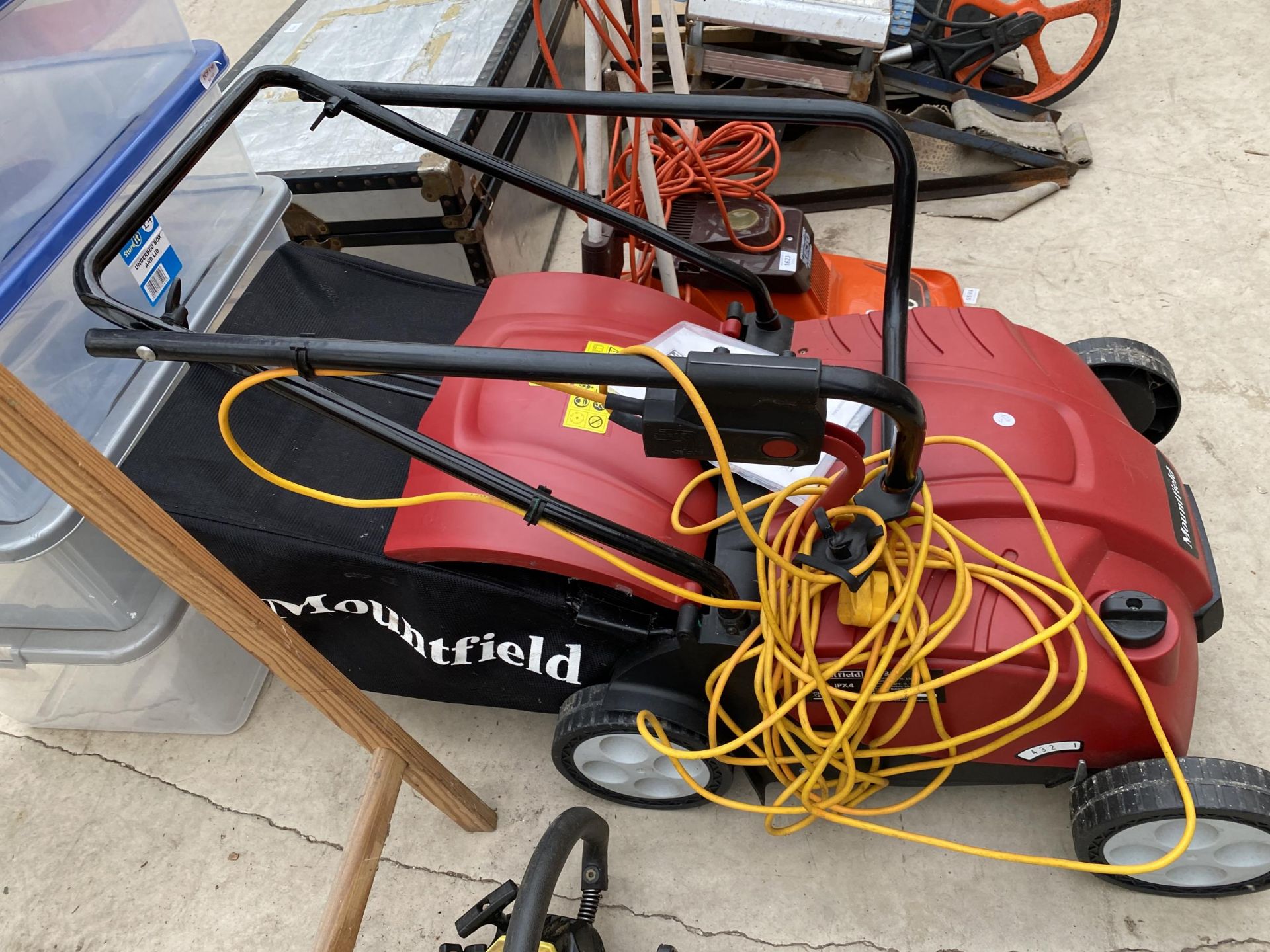 A MOUNTFIELD ELECTRIC SCARIFIER AND AN ELECTRIC FLYMO LAWN MOWER - Bild 5 aus 5