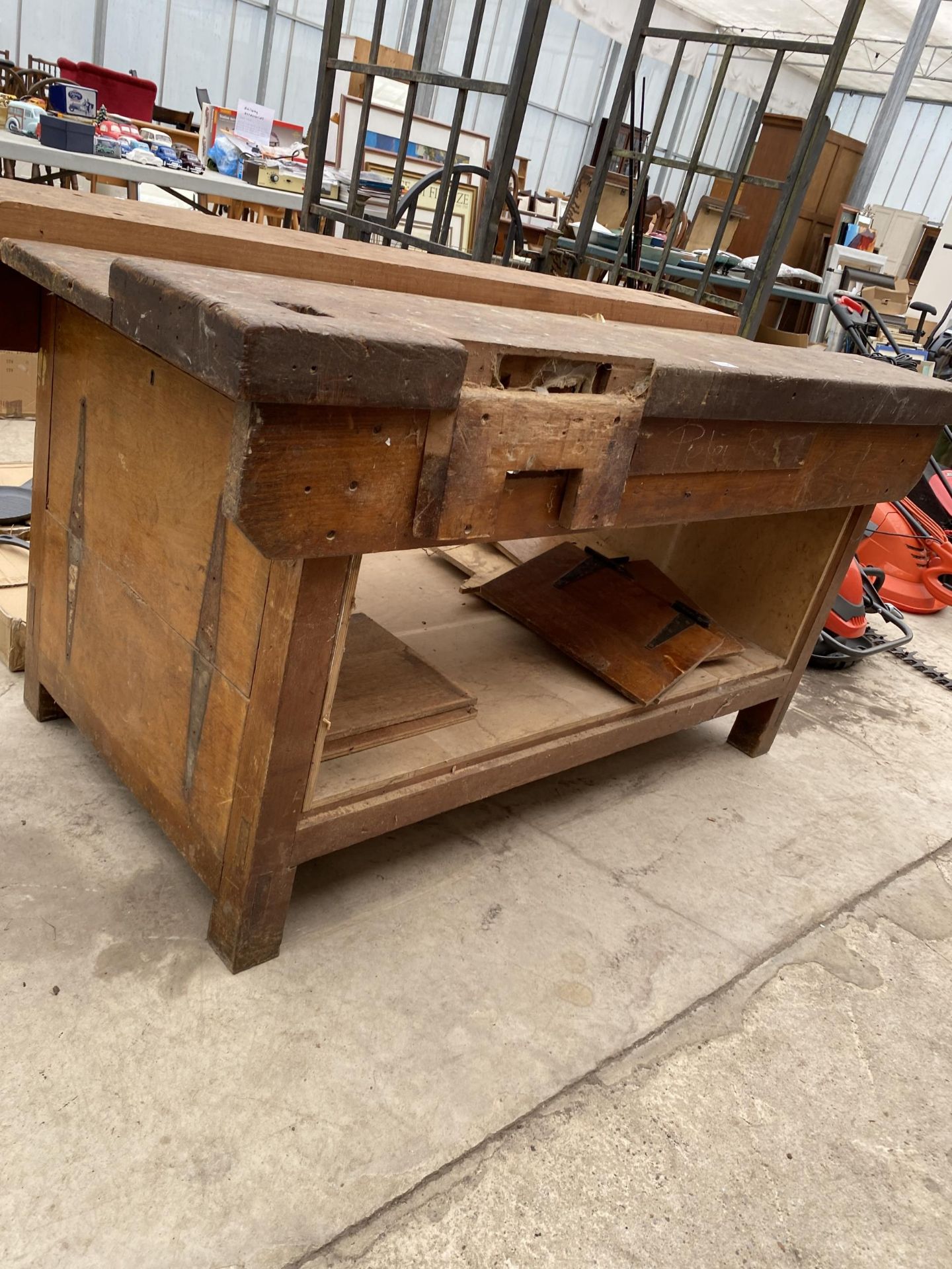 A VINTAGE HEAVY DUTY WOODEN WORK BENCH - Bild 3 aus 4