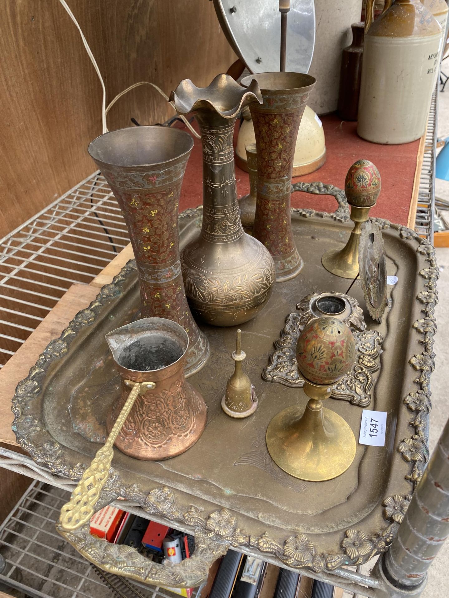 AN ASSORTMENT OF VINTAGE AND DECORATIVE BRASS WARE TO INCLUDE A TRAY, CANDLESTICKS AND CLOISONNE - Image 3 of 9