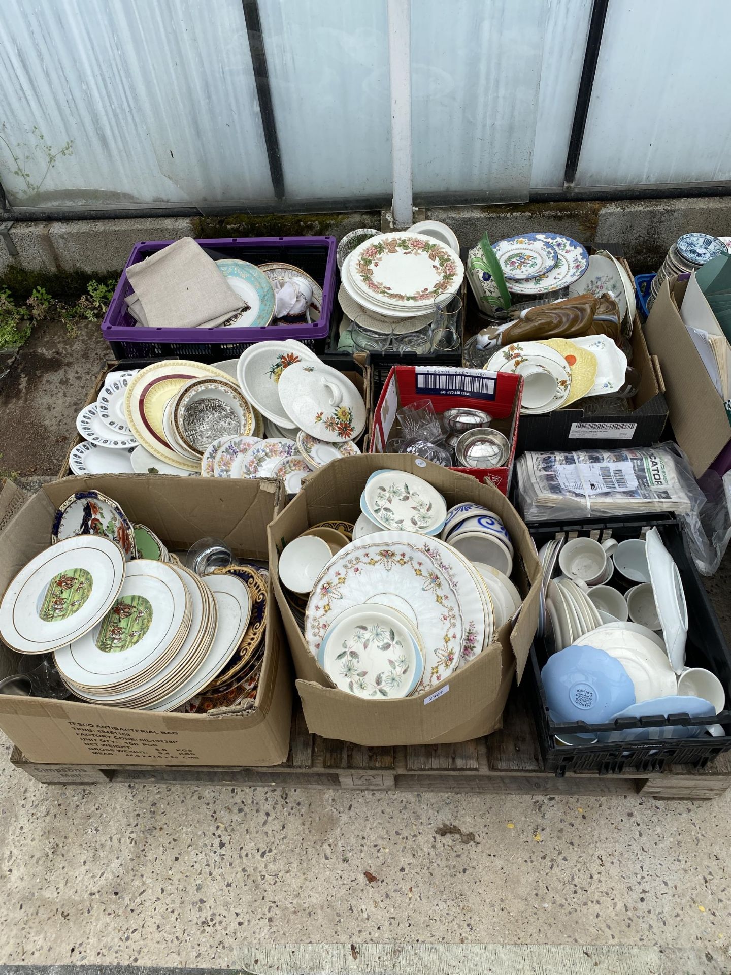 AN ASSORTMENT OF HOUSEHOLD CLEARANCE ITEMS TO INCLUDE CERAMICS AND GLASSWARE ETC