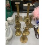 A QUANTITY OF BRASSWARE TO INCLUDE A PAIR OF HEAVY CANDLESTICKS WITH EMBOSSED DECORATION, A PAIR
