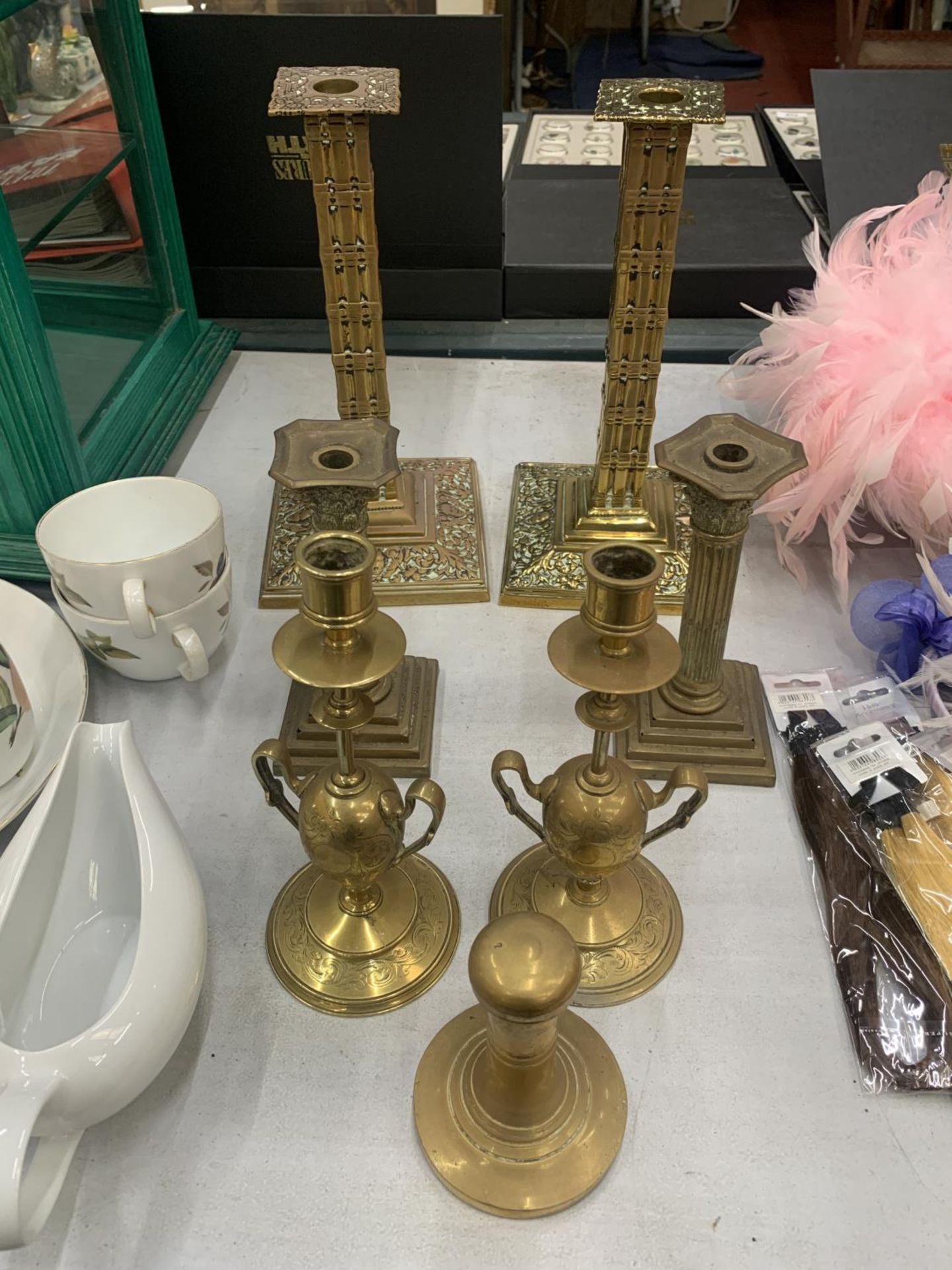 A QUANTITY OF BRASSWARE TO INCLUDE A PAIR OF HEAVY CANDLESTICKS WITH EMBOSSED DECORATION, A PAIR