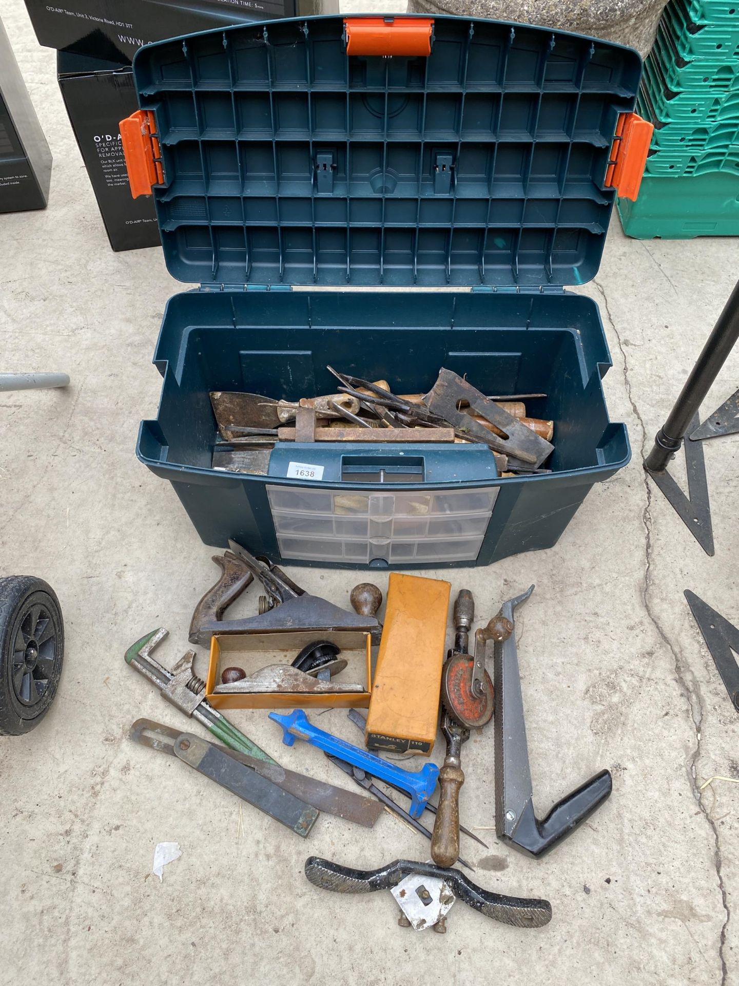 A PLASTIC TOOL BOX WITH AN ASSORTMENT OF HAND TOOLS TO INCLUDE LATHE CHISELS, WOOD PLANE AND BRACE