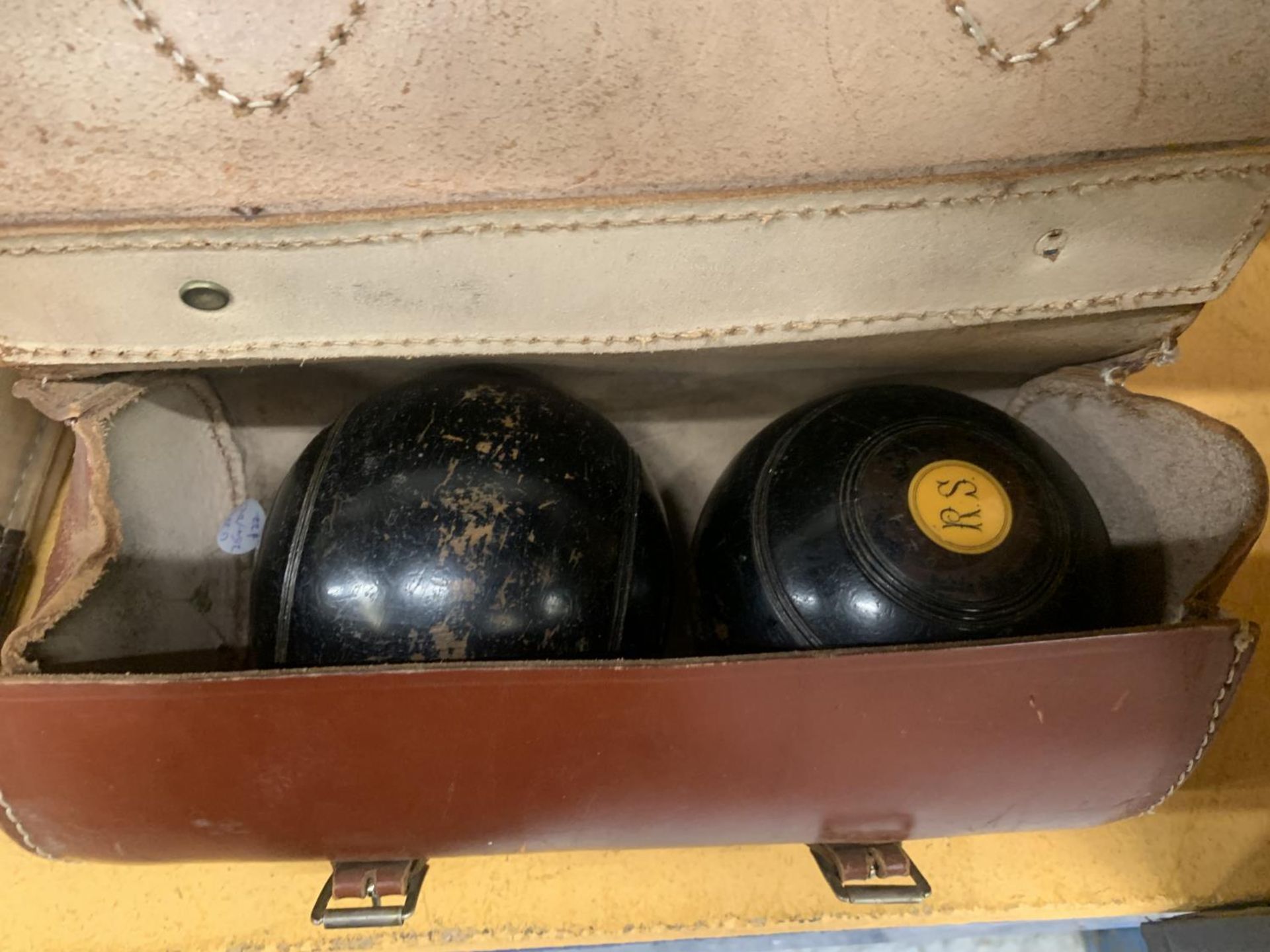 A SET OF VINTAGE BOWLS IN A LEATHER CASE - Image 2 of 2