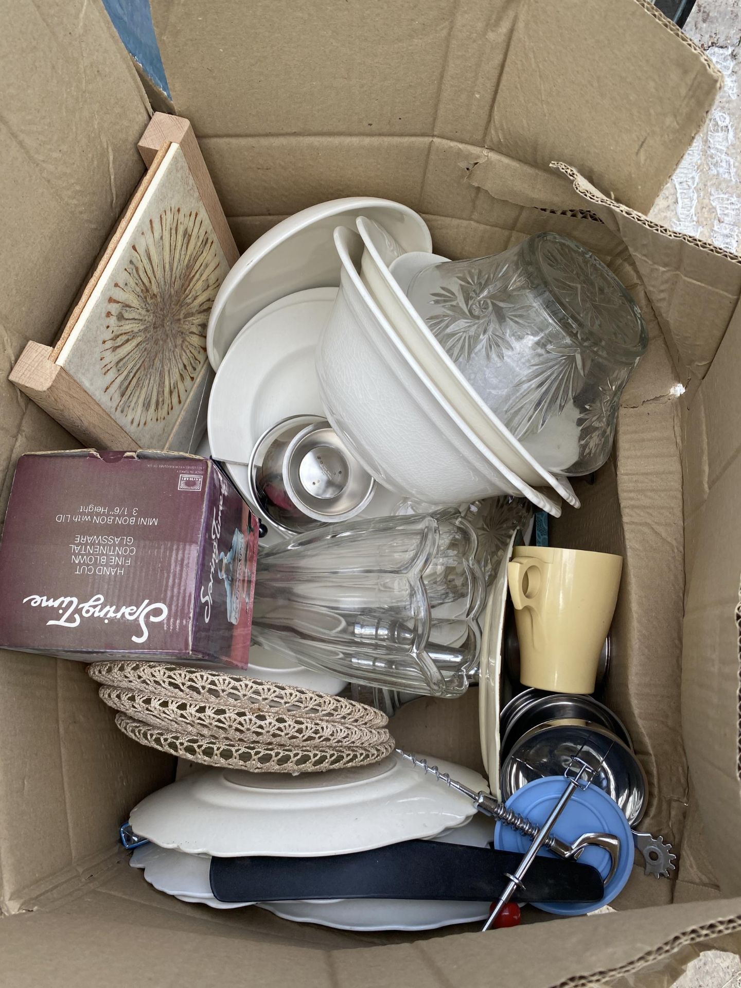 AN ASSORTMENT OF HOUSEHOLD CLEARANCE ITEMS TO INCLUDE GLASS WARE AND CERAMICS ETC - Image 3 of 5