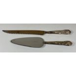 A PAIR OF HALLMARKED SILVER HANDLED ITEMS - BREAD KNIFE AND CAKE SLICE