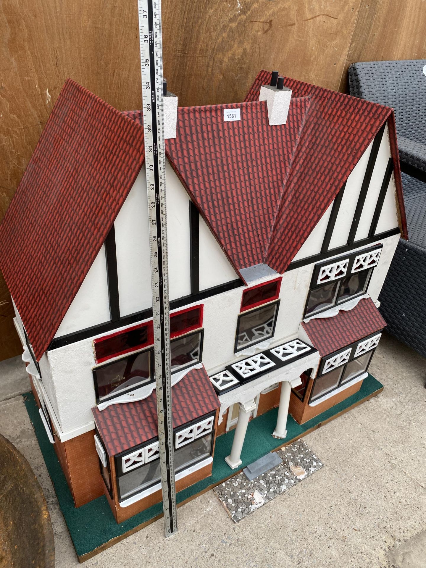 A LARGE VINTAGE WOODEN DOLLS HOUSE - Image 5 of 16