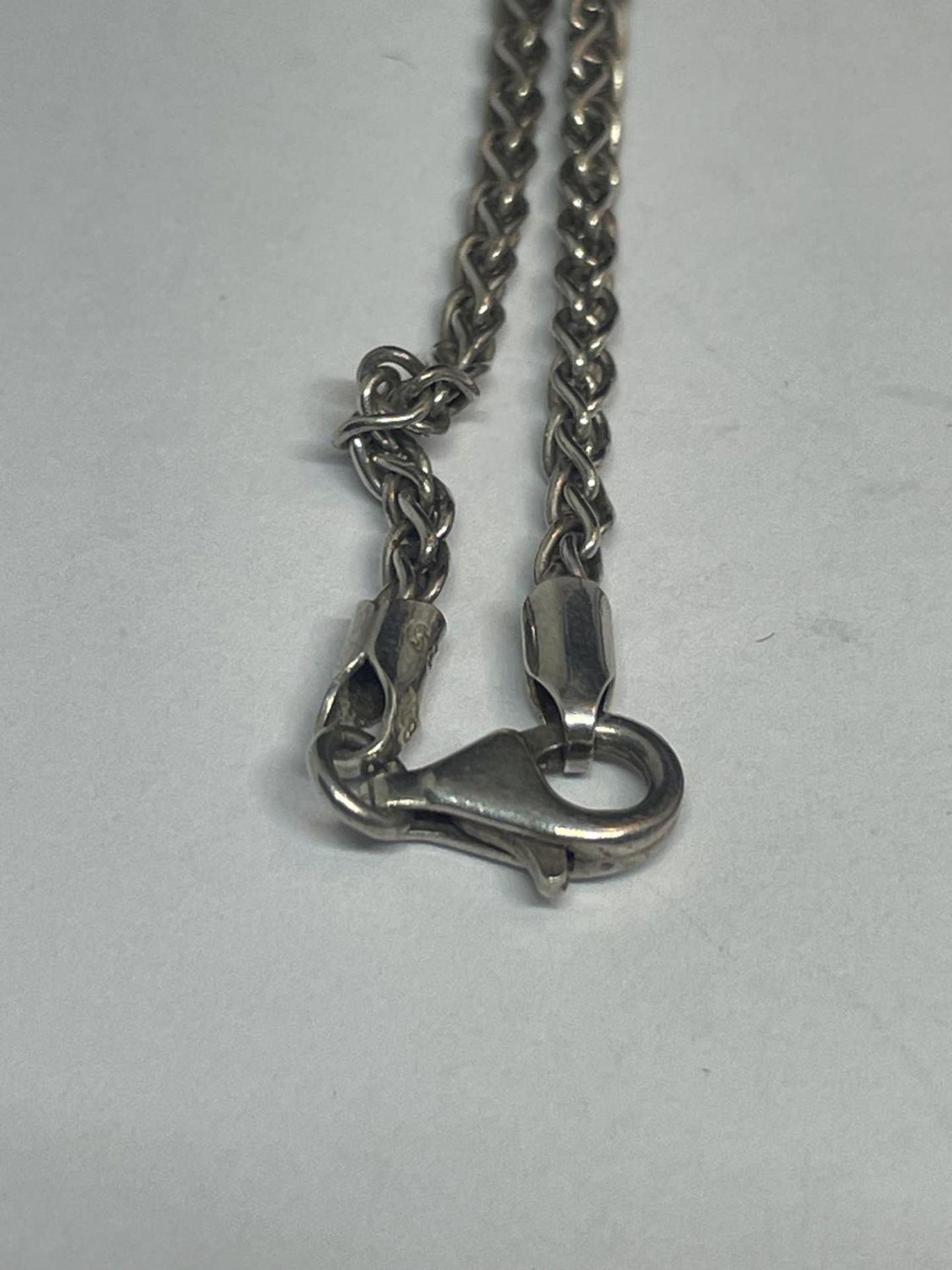 A SILVER NECKLACE WITH TRUMPET PENDANT IN A PRESENTATION BOX - Image 3 of 3