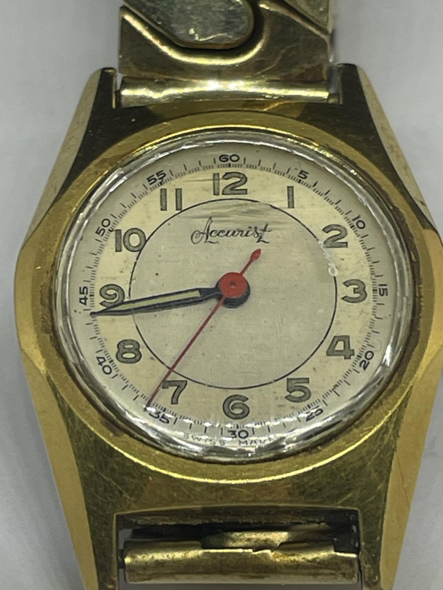 A VINTAGE ACCURIST WRIST WATCH SEEN WORKING BUT NO WARRANTY - Image 2 of 3