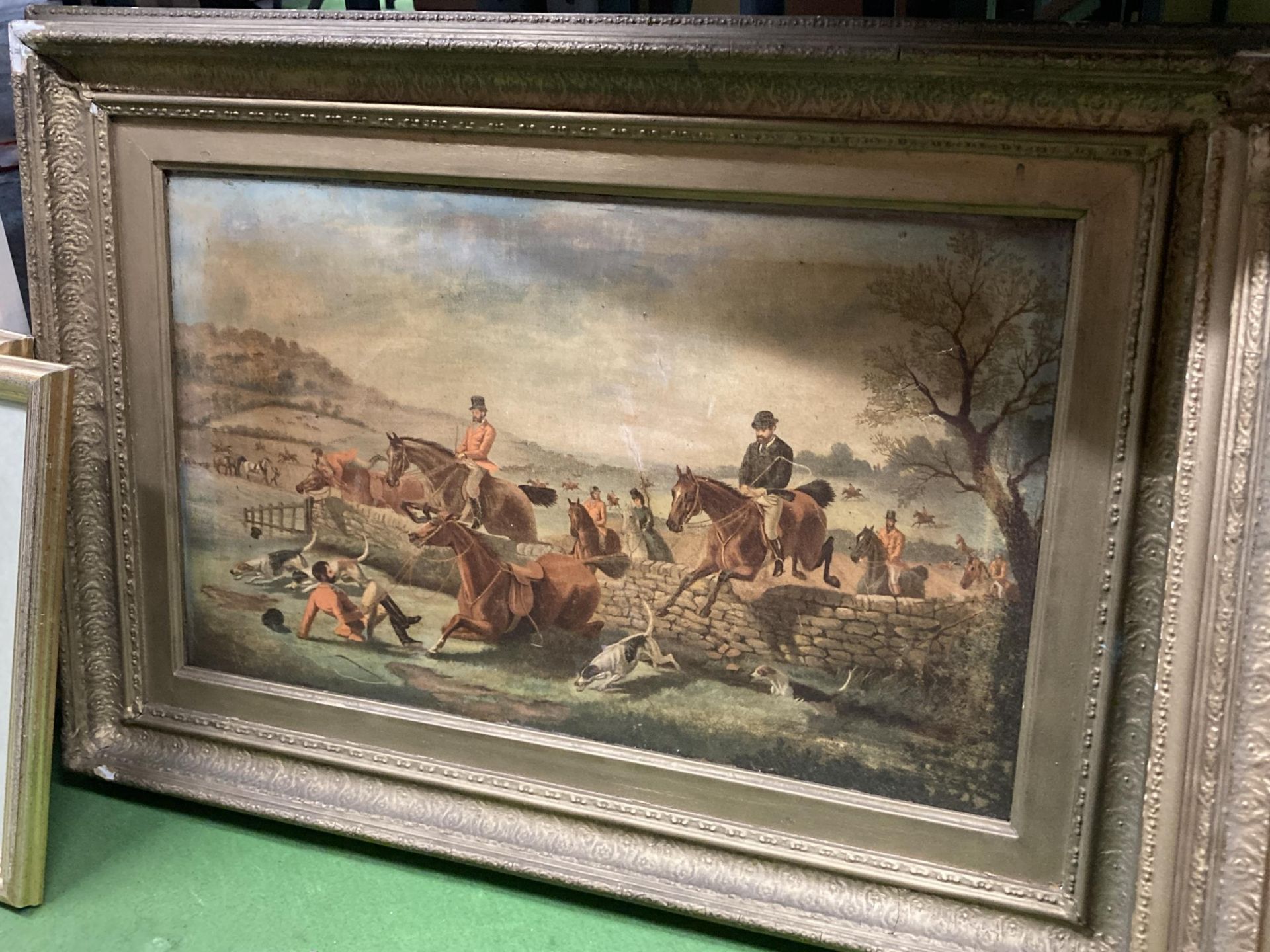 A GROUP OF THREE VINTAGE GILT FRAMED HUNTING PRINTS - Image 4 of 4