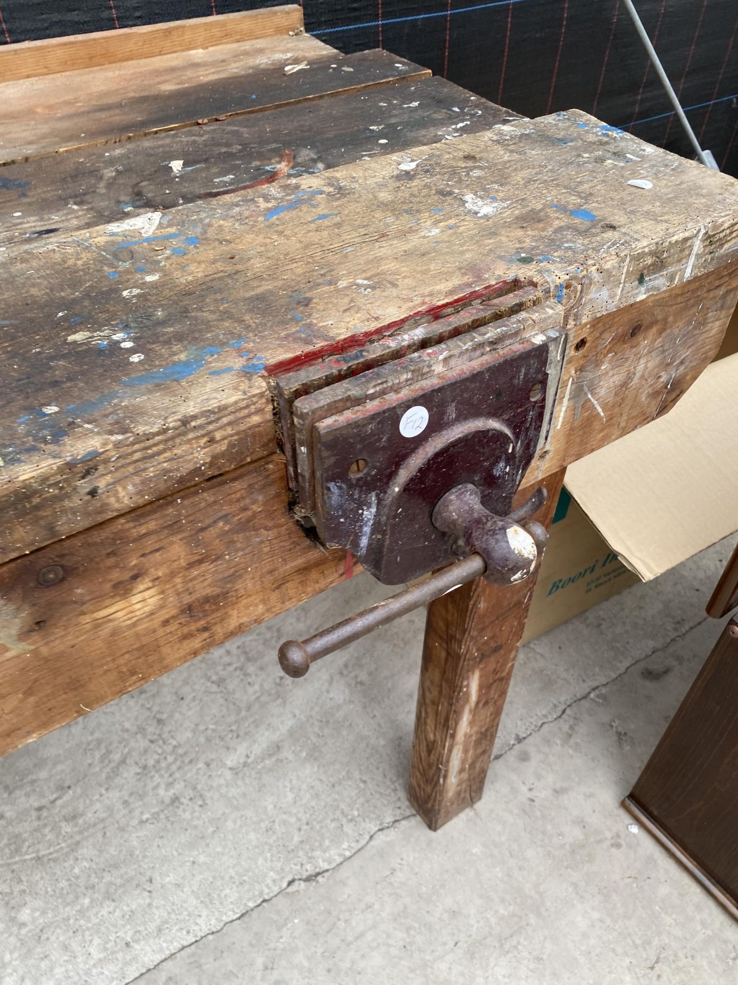 A LARGE WOODEN WORK BENCH COMPLETE WITH A WOOD VICE (L:160CM) - Image 3 of 3