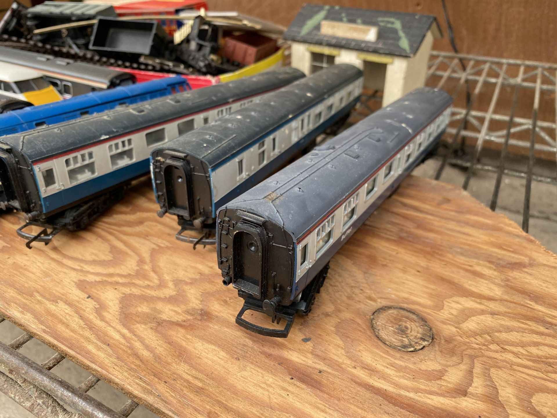 AN ASSORTMENT OF MODEL TRAIN ITEMS TO INCLUDE TRACK, TRAINS AND CARTS, TO ALSO INCLUDE SOME TRI- - Image 5 of 7