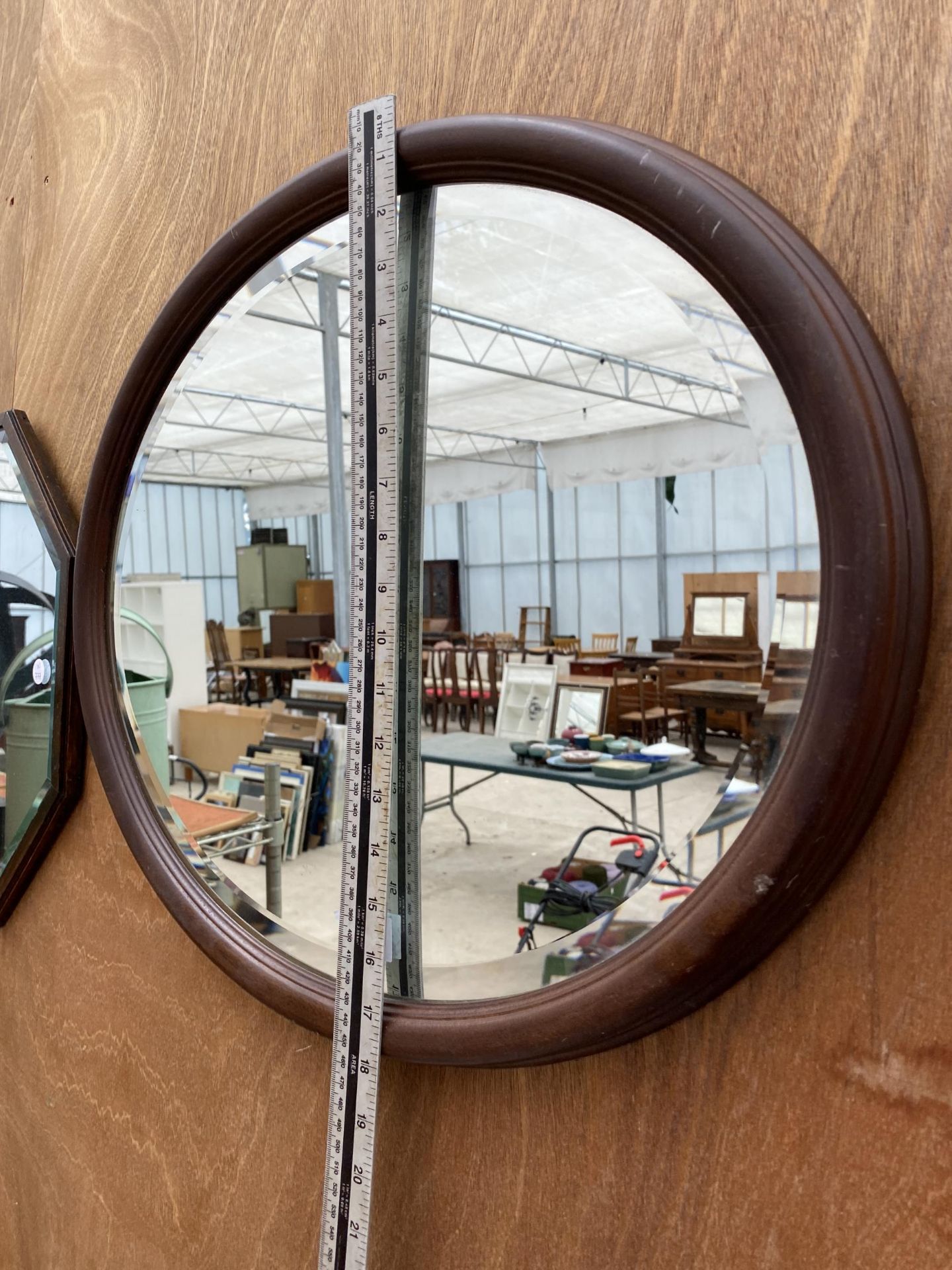 AN OVAL OAK FRAMED BEVELED EDGE WALL MIRROR AND A FURTHER OCTAGONAL OAK FRAMED BEVELED EDGE WALL - Bild 3 aus 4