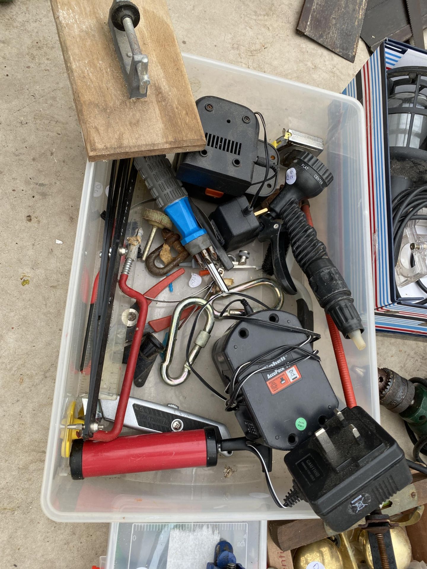 AN ASSORTMENT OF TOOLS TO INCLUDE A MINIATURE VICE, A DRILL AND A WORK LIGHT ETC - Image 2 of 3