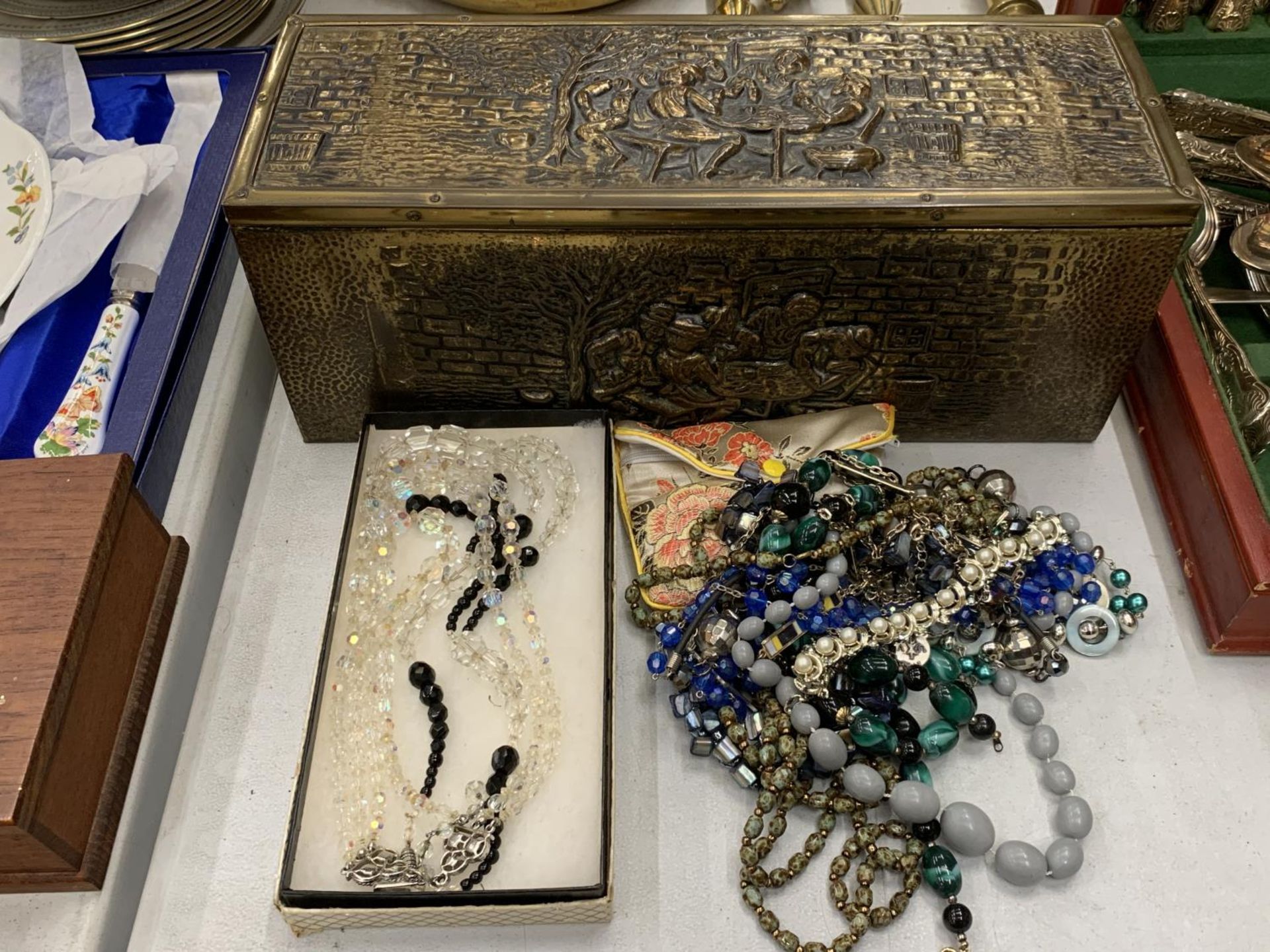 A QUANTITY OF COSTUME JEWELLERY IN BRASS AND WOODEN BOX - Bild 4 aus 4