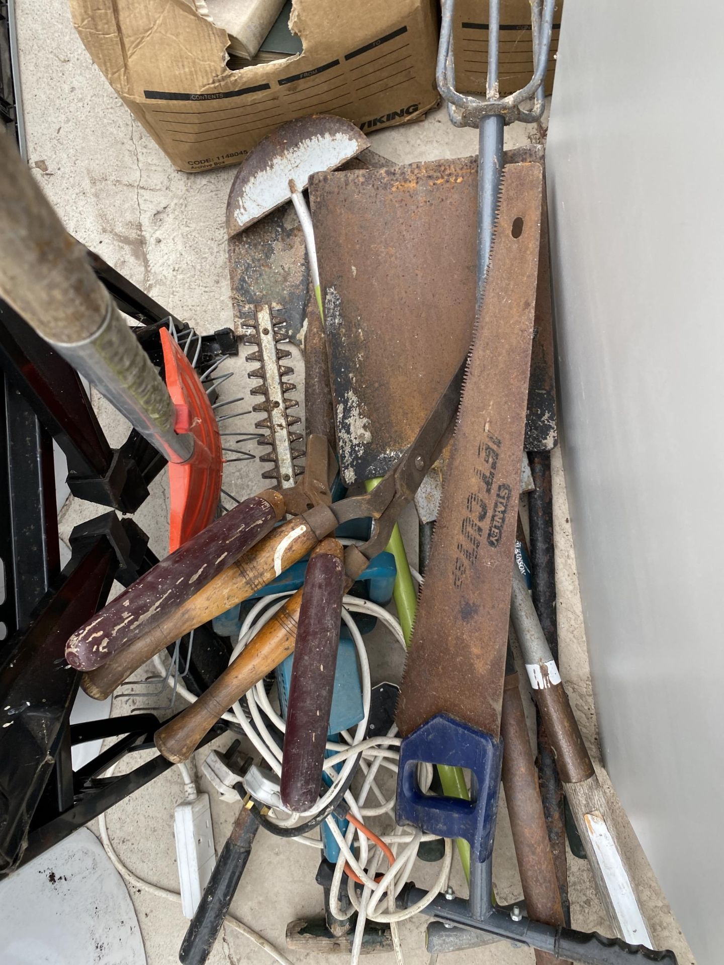 AN ASSORTMENT OF TOOLS TO INCLUDE A FOLDING WORK MATE, SHOVELS AND SAWS ETC - Image 2 of 3