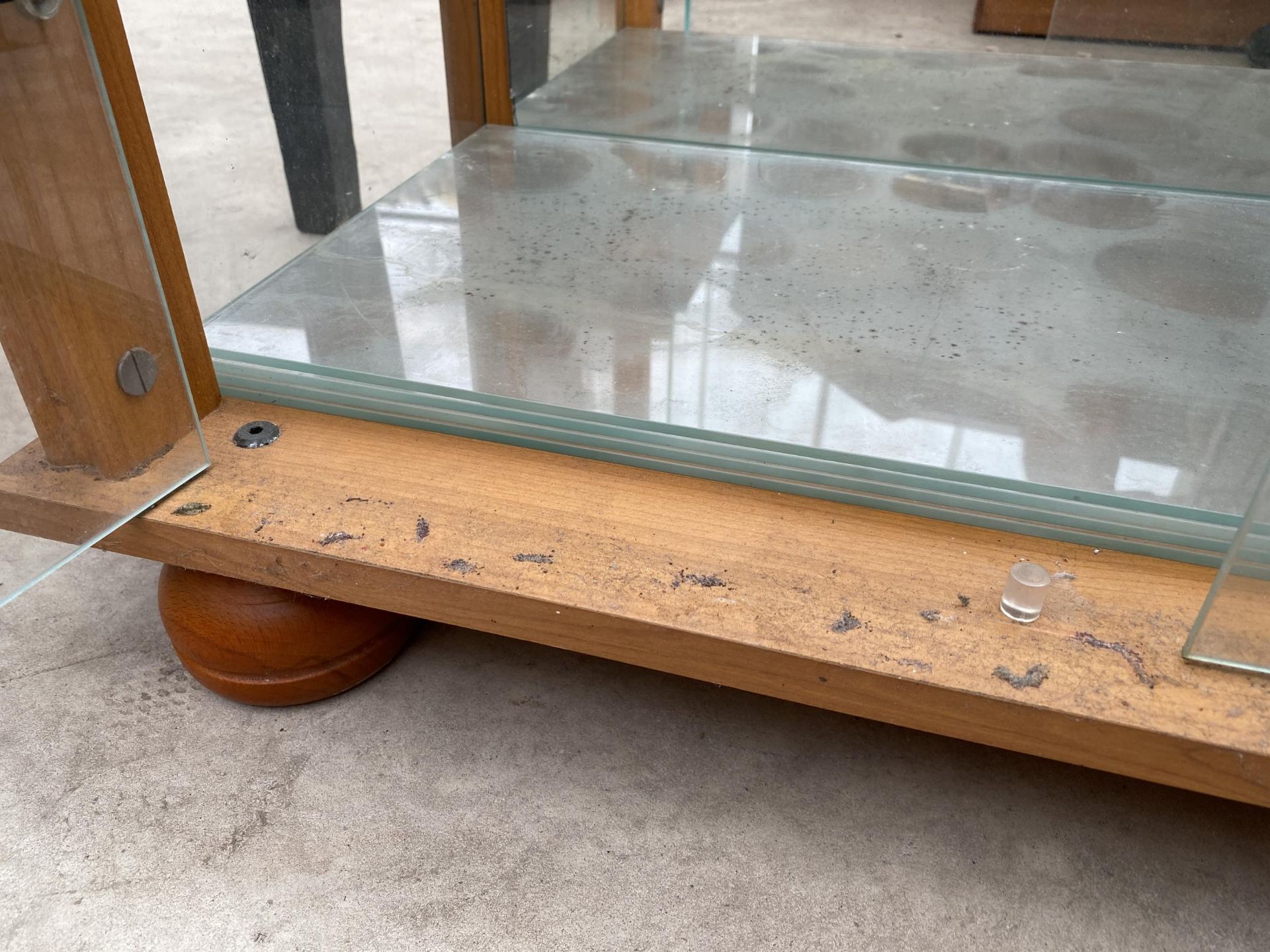 A MODERN GLASS ILLUMINATED GLASS CABINET, 29.5" WIDE - Image 5 of 5