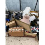 AN ASSORTMENT OF HOUSEHOLD CLEARANCE ITEMS TO INCLUDE LAMPS AND GLASS WARE ETC