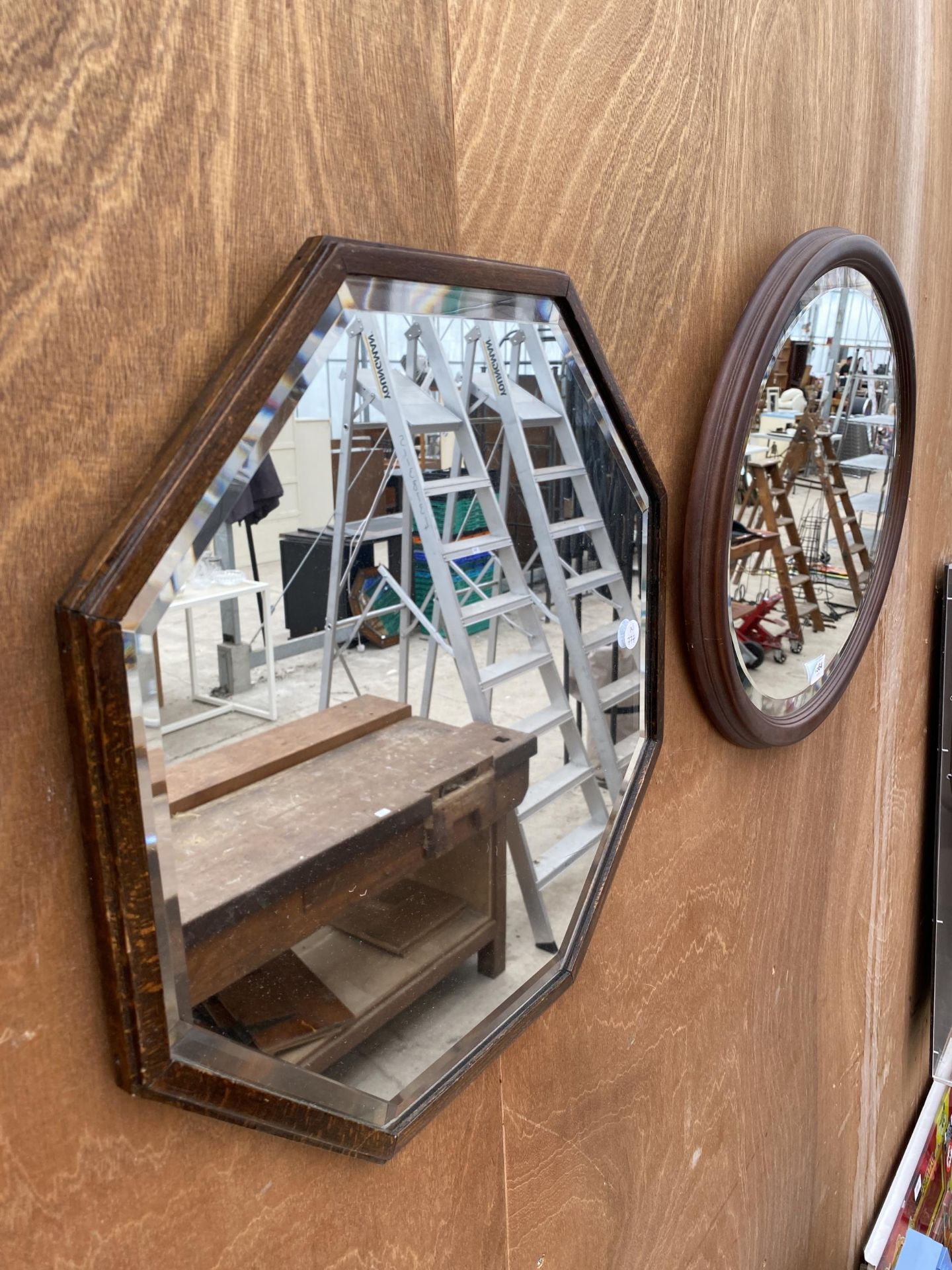 AN OVAL OAK FRAMED BEVELED EDGE WALL MIRROR AND A FURTHER OCTAGONAL OAK FRAMED BEVELED EDGE WALL - Bild 2 aus 4