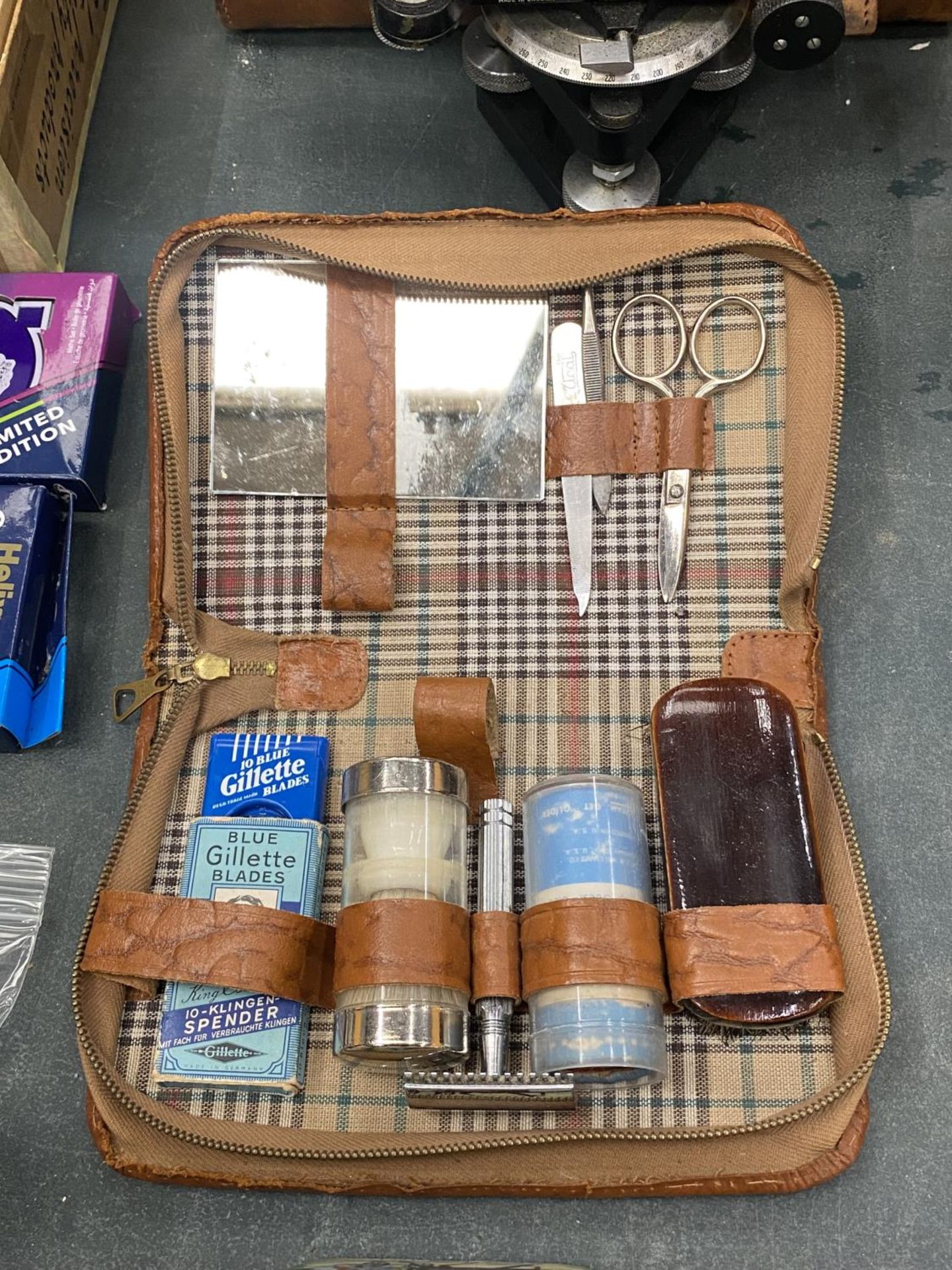 A VINTAGE GENTS LEATHER VANITY CASE WITH CONTENTS