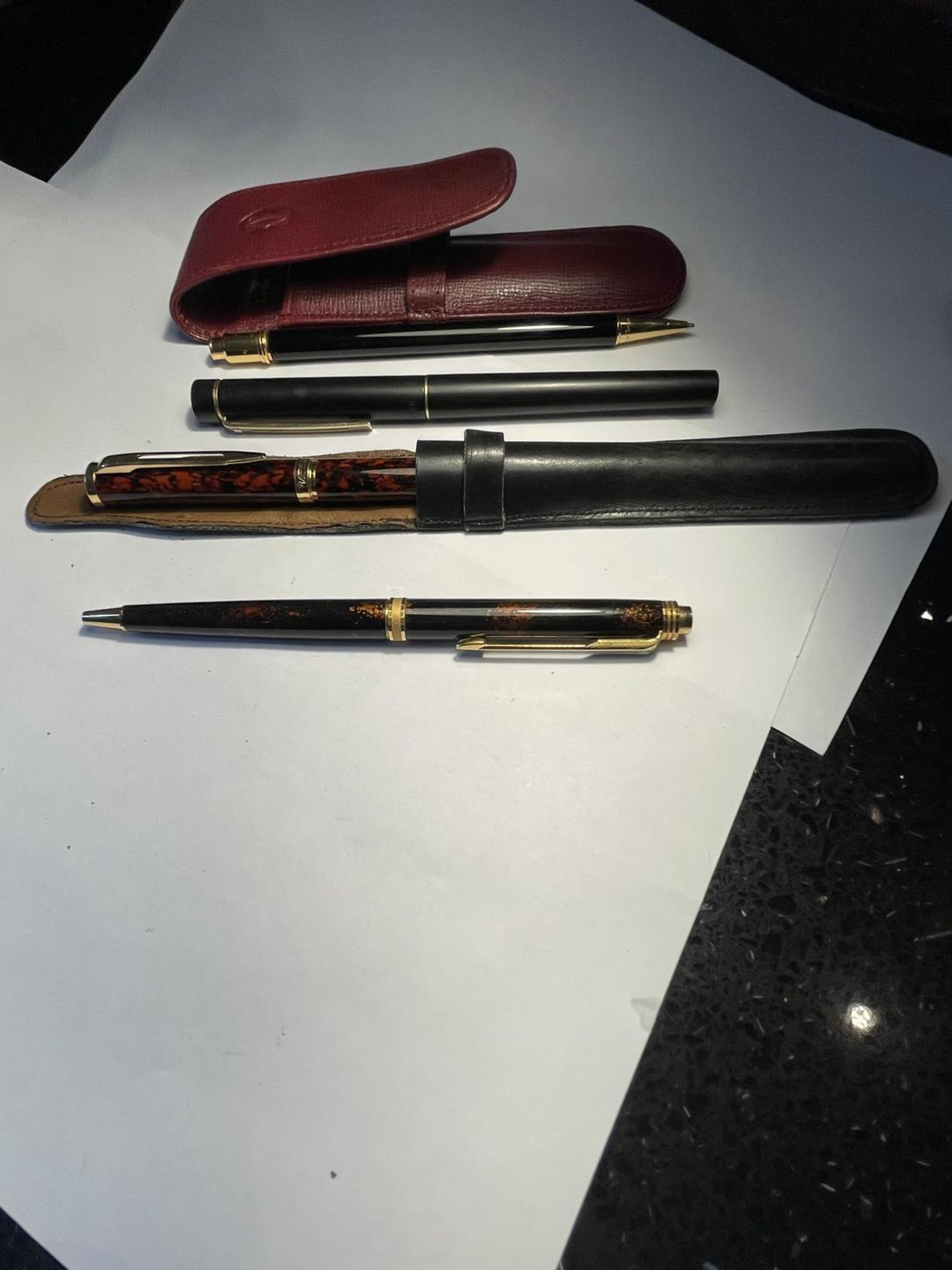 FOUR VARIOUS PENS TO INCLUDE A CASED WATERMAN FOUNTAIN PEN WITH 18 CARAT GOLD NIB, A PARKER BIRO,