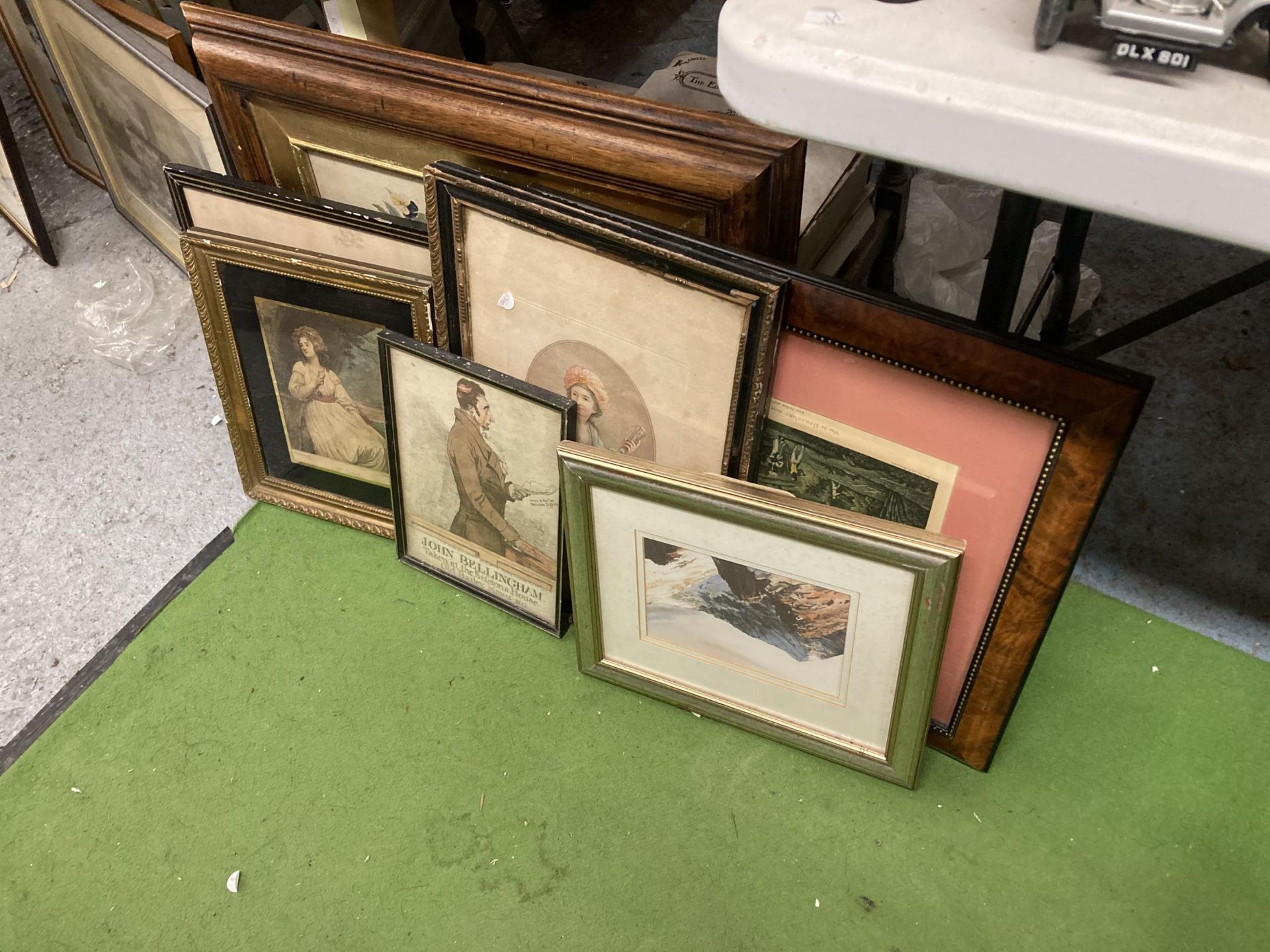 A MIXED LOT OF VINTAGE ENGRAVINGS AND PRINTS TO INCLUDE JOHN BAILEY, GILT FRAMED EXAMPLE ETC