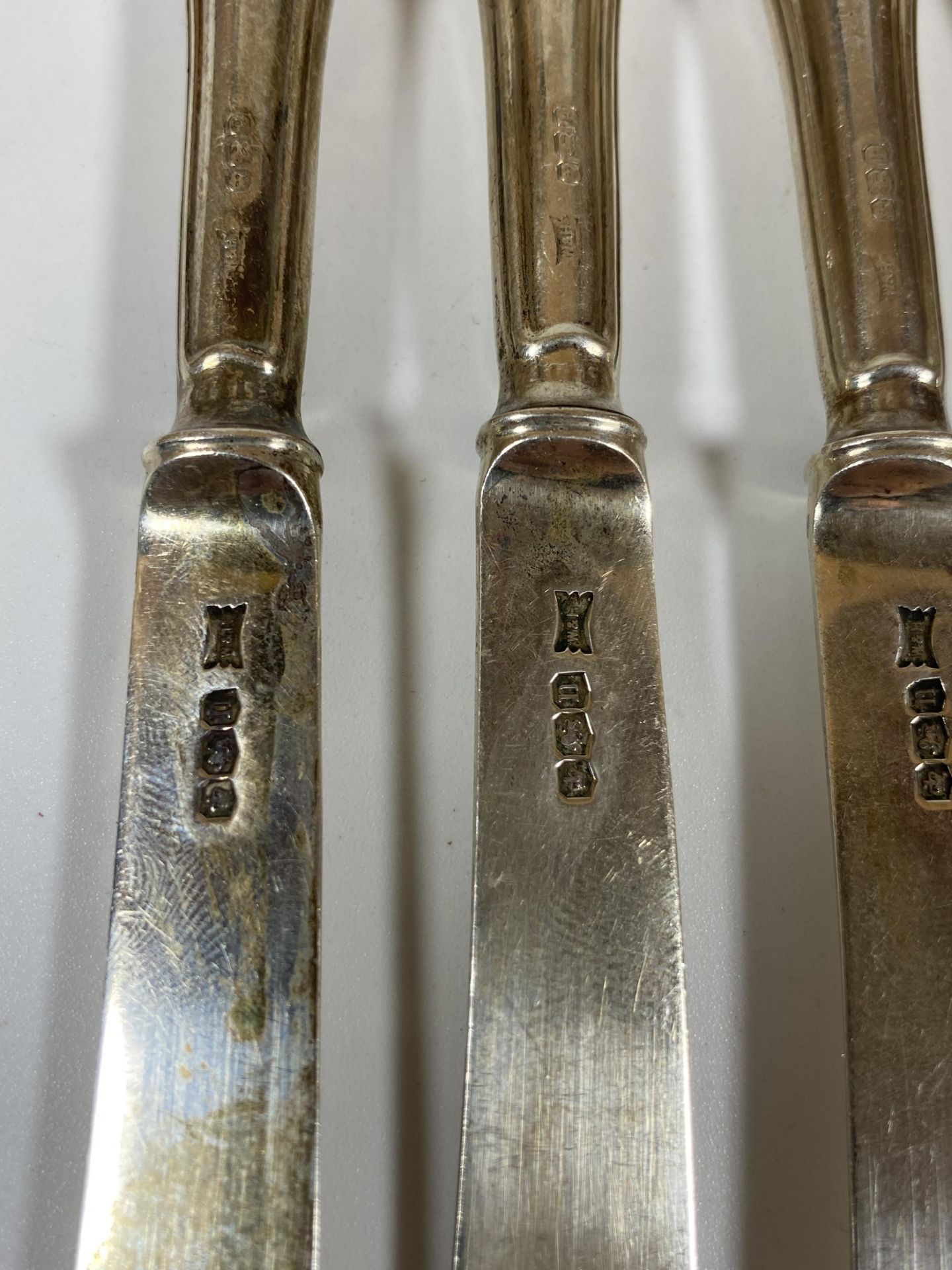 A SET OF SIX WALKER & HALL HALLMARKED SILVER BLADED AND HANDLED BUTTER KNIVES, TOTAL WEIGHT 179G - Bild 2 aus 4