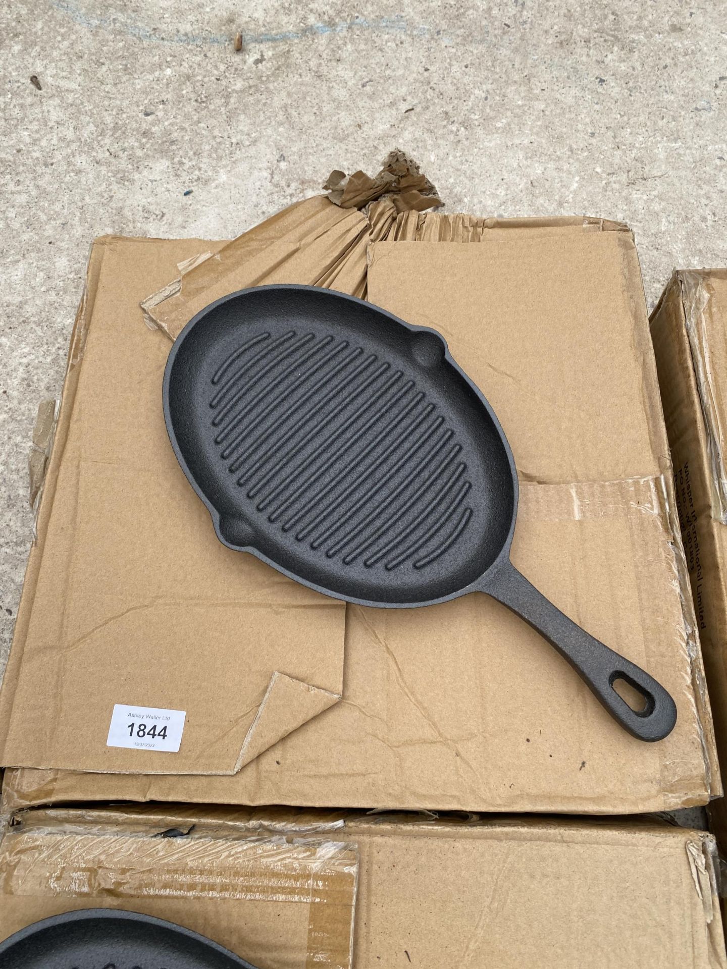 APPROXIMATELY 10 CAST IRON SKILLET PANS