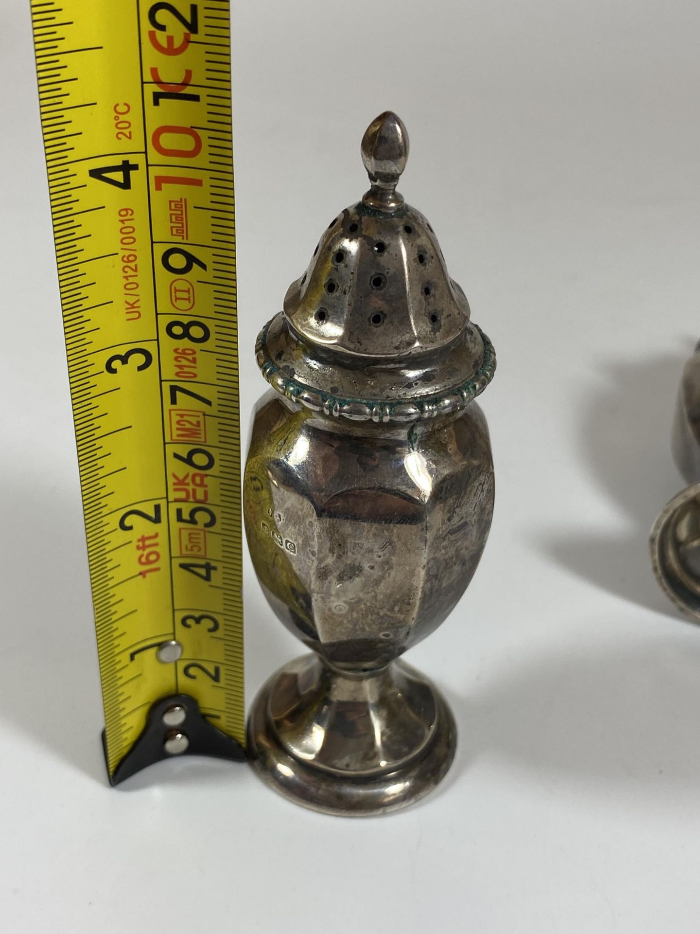 A PAIR OF BIRMINGHAM HALLMARKED SILVER SALT AND PEPPER SHAKERS, HEIGHT 10.5CM, TOTAL WEIGHT 84G - Image 5 of 6