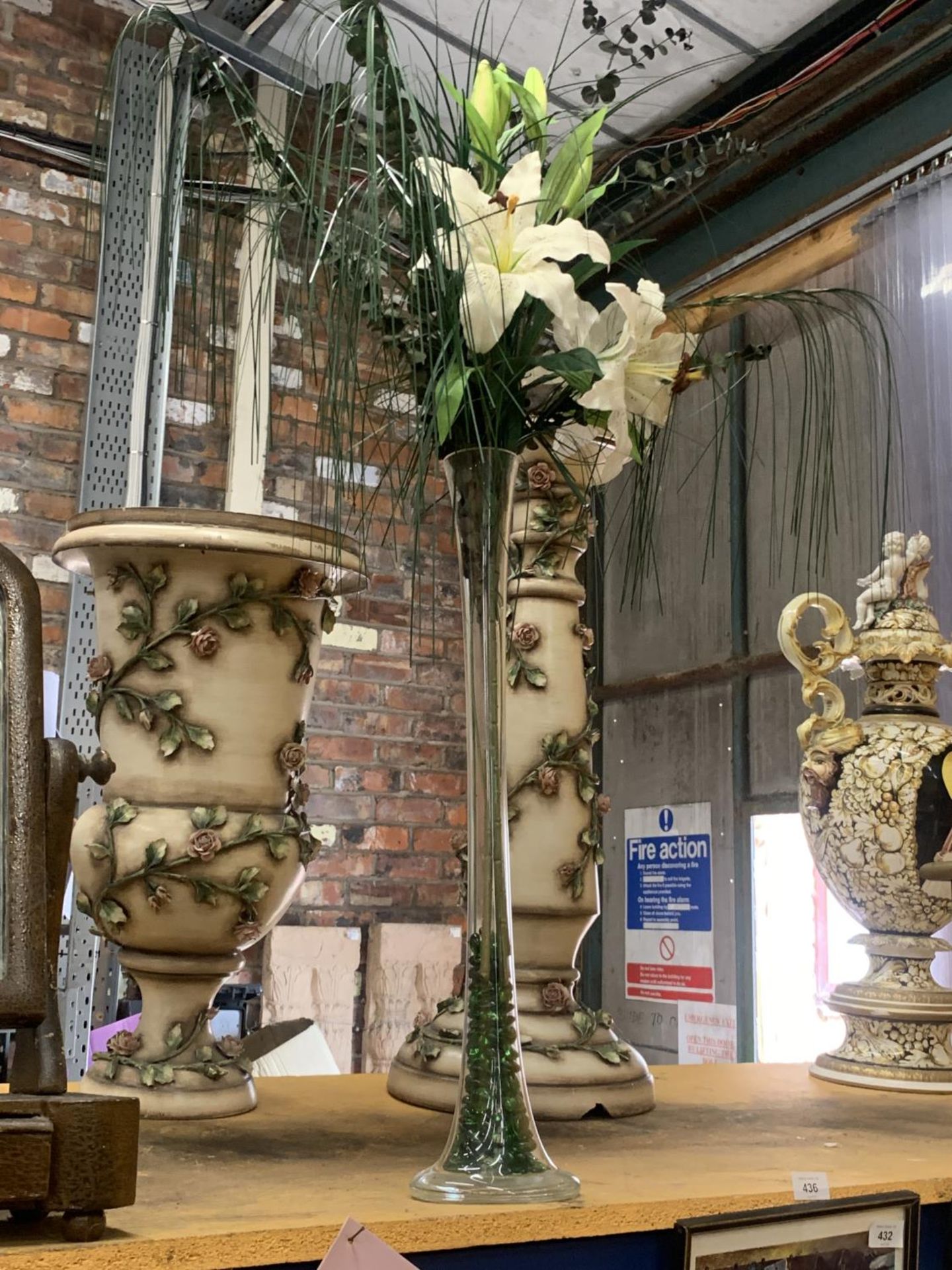 A TALL GLASS VASE WITH AN ARTIFICAL FLOWER DISPLAY - Image 4 of 4