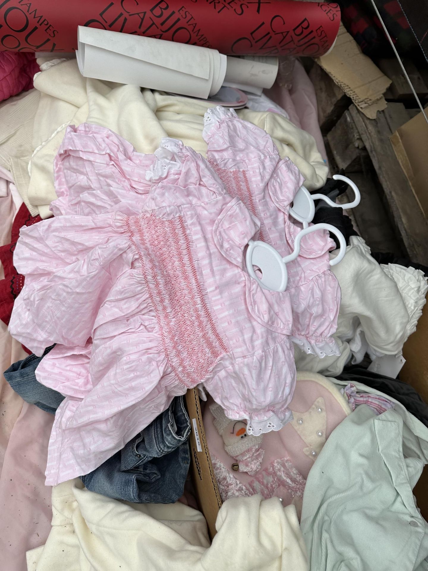 A LARGE ASSORTMENT OF CHILDRENS CLOTHING - Image 3 of 5