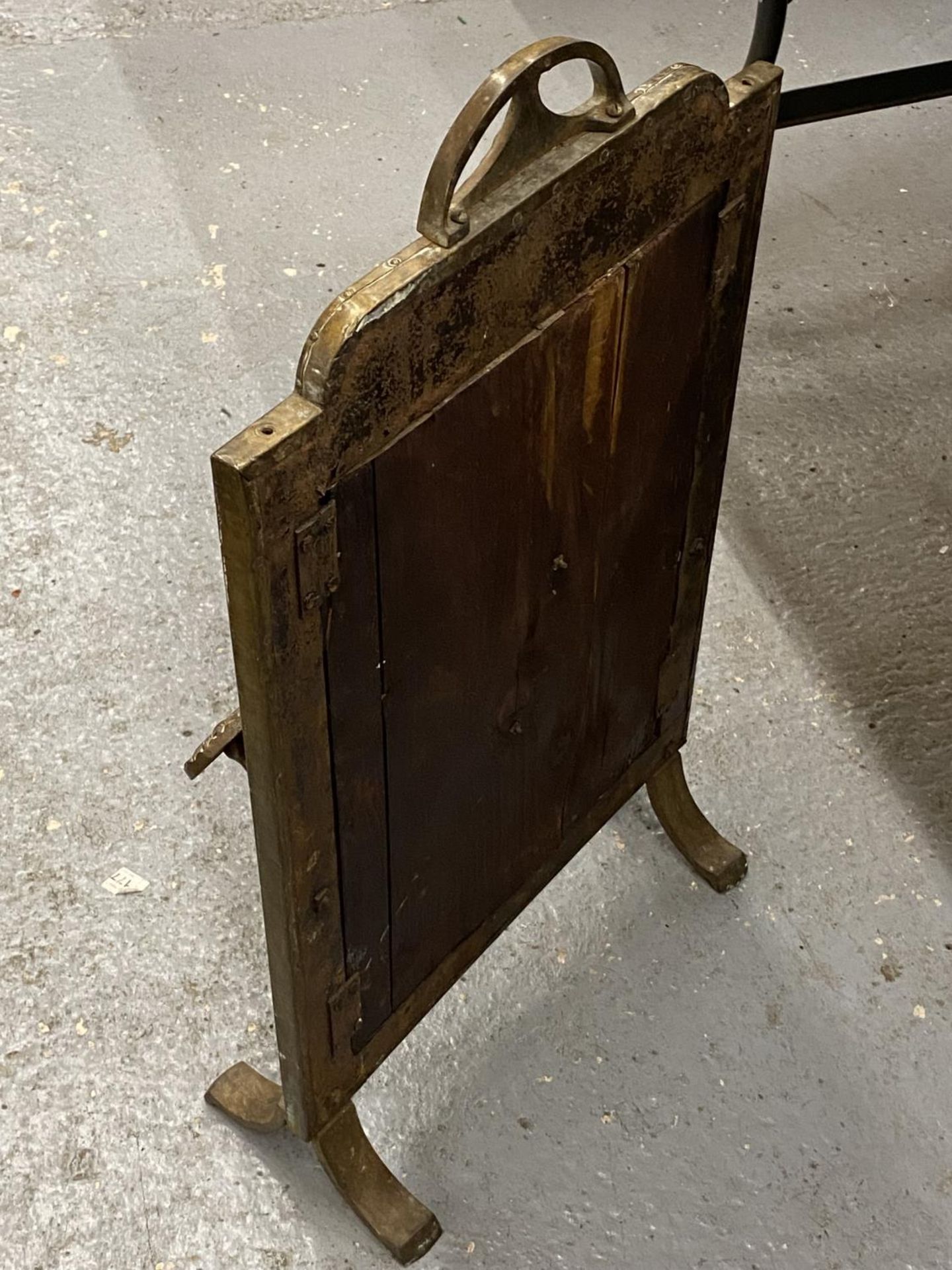 A VINTAGE BRASS FIRE SCREEN HEIGHT 68CM, WIDTH 39CM - Image 2 of 3