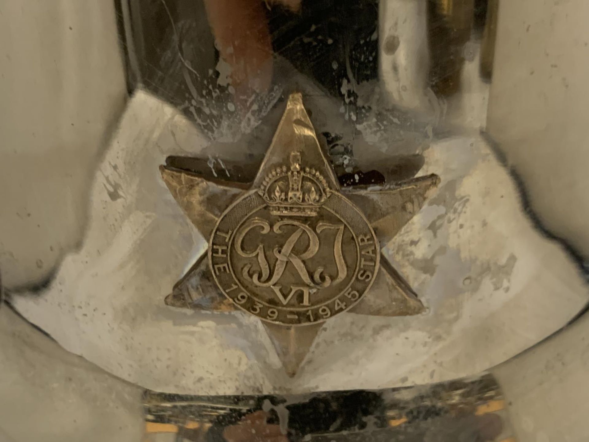 AN EPNS WINE COOLER DECORATED WITH A WW2 1939 - 1945 BRONZE STAR REPUTED TO BE FROM WELLINGTON - Image 3 of 5