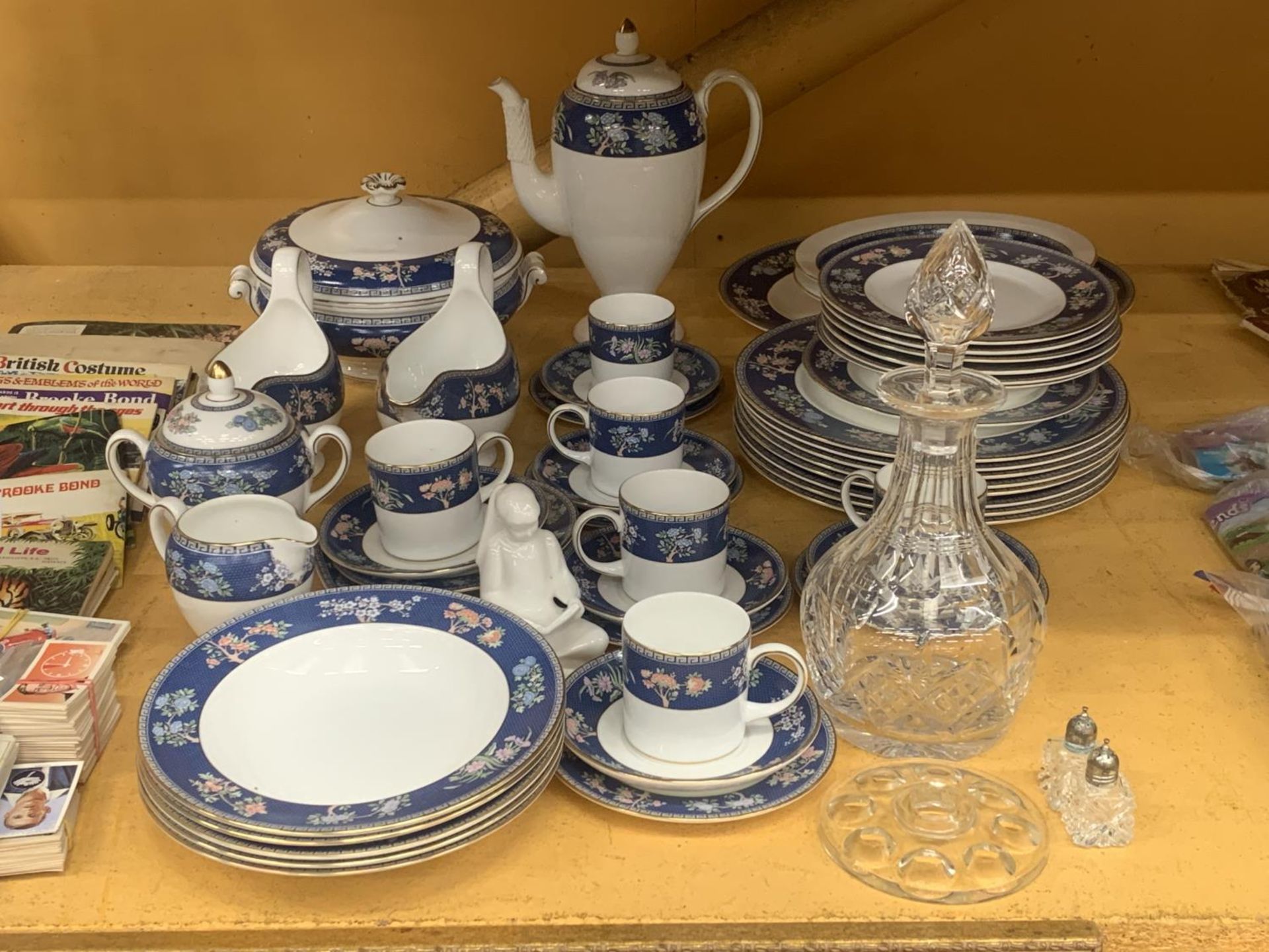 A WEDGWOOD 'BLUE SIAM' PART DINNER SERVICE TO INCLUDE VARIOUS SIZES OF PLATES, BOWLS, SERVING