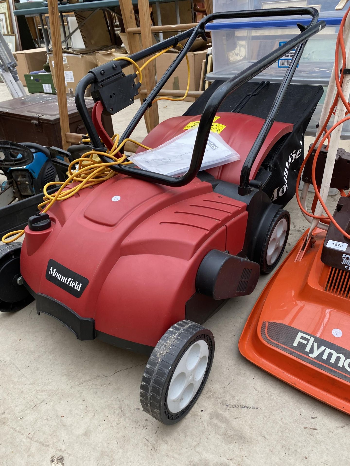 A MOUNTFIELD ELECTRIC SCARIFIER AND AN ELECTRIC FLYMO LAWN MOWER - Bild 3 aus 5