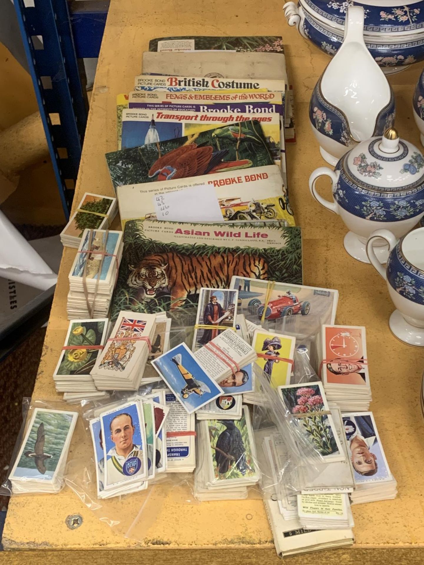 A COLLECTION OF VINTAGE CIGARETTE AND TEA CARDS, LOOSE AND IN ALBUMS