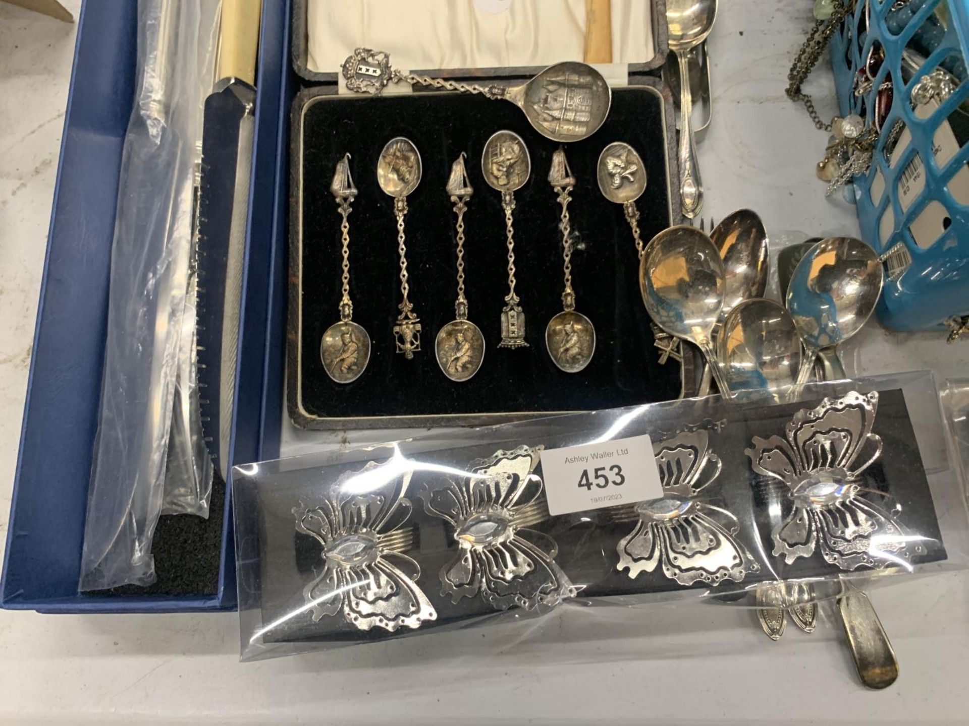 A QUANTITY OF BOXED VINTAGE FLATWARE TO INCLUDE A SET OF ASIAN SPOONS WITH DESIGN TO THE BOWLS AND - Image 2 of 4
