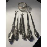 SEVEN HALLMARKED SILVER ITEMS TO INCLUDE FIVE BIRMINGHAM BUTTON HOOKS, A CHESTER BUTTON HOOL AND A