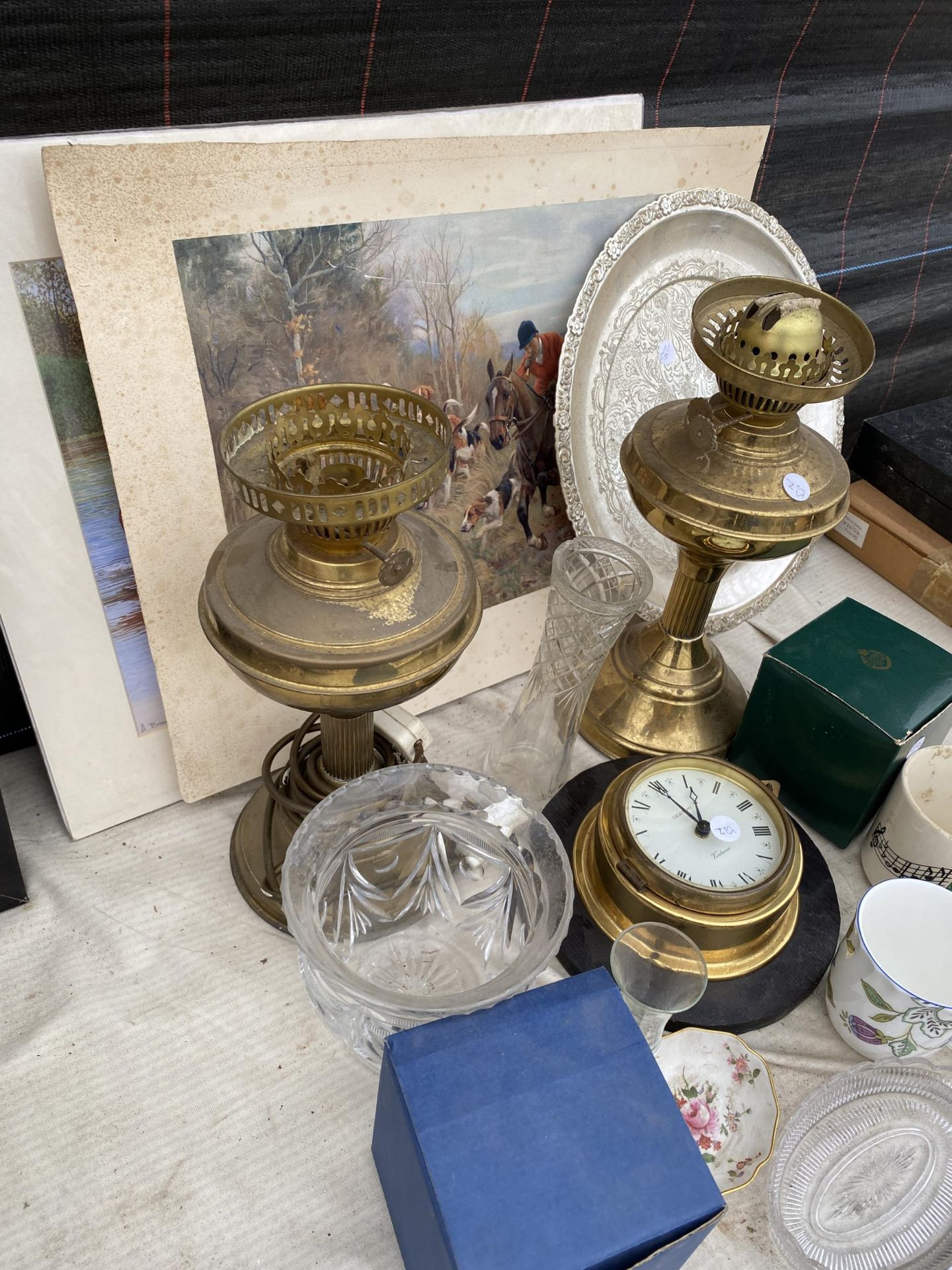 AN ASSORTMENT OF ITEMS TO INCLUDE A CLOCK, TWO BRASS OIL LAMPS AND CRYSTAL CUT GLASS ITEMS ETC - Image 2 of 8