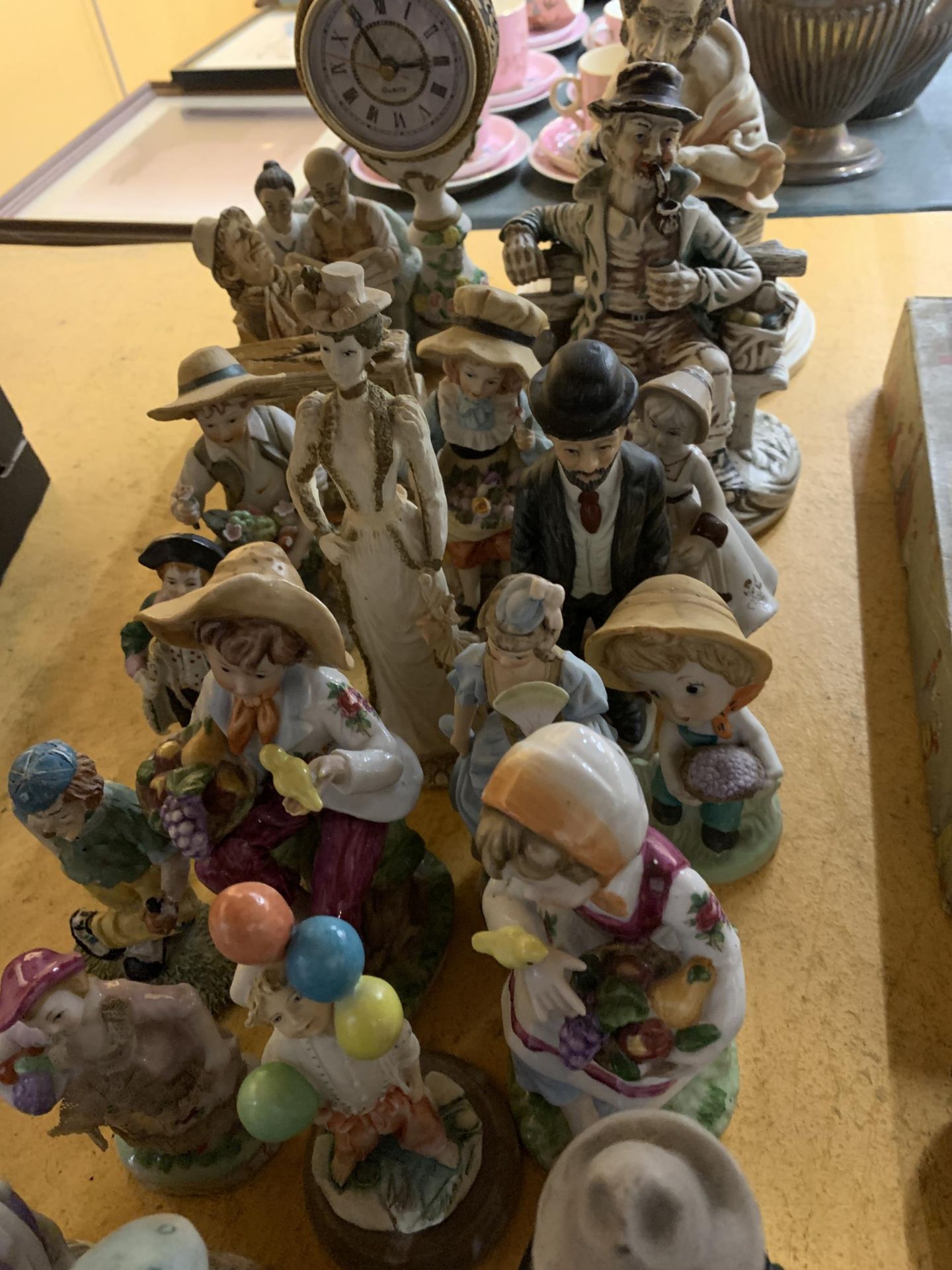 A LARGE QUANTITY OF CERAMIC FIGURINES TO INCLUDE CONTINENTAL STYLE, CAPODIMONTE STYLE, ANIMALS, ETC - Image 5 of 6