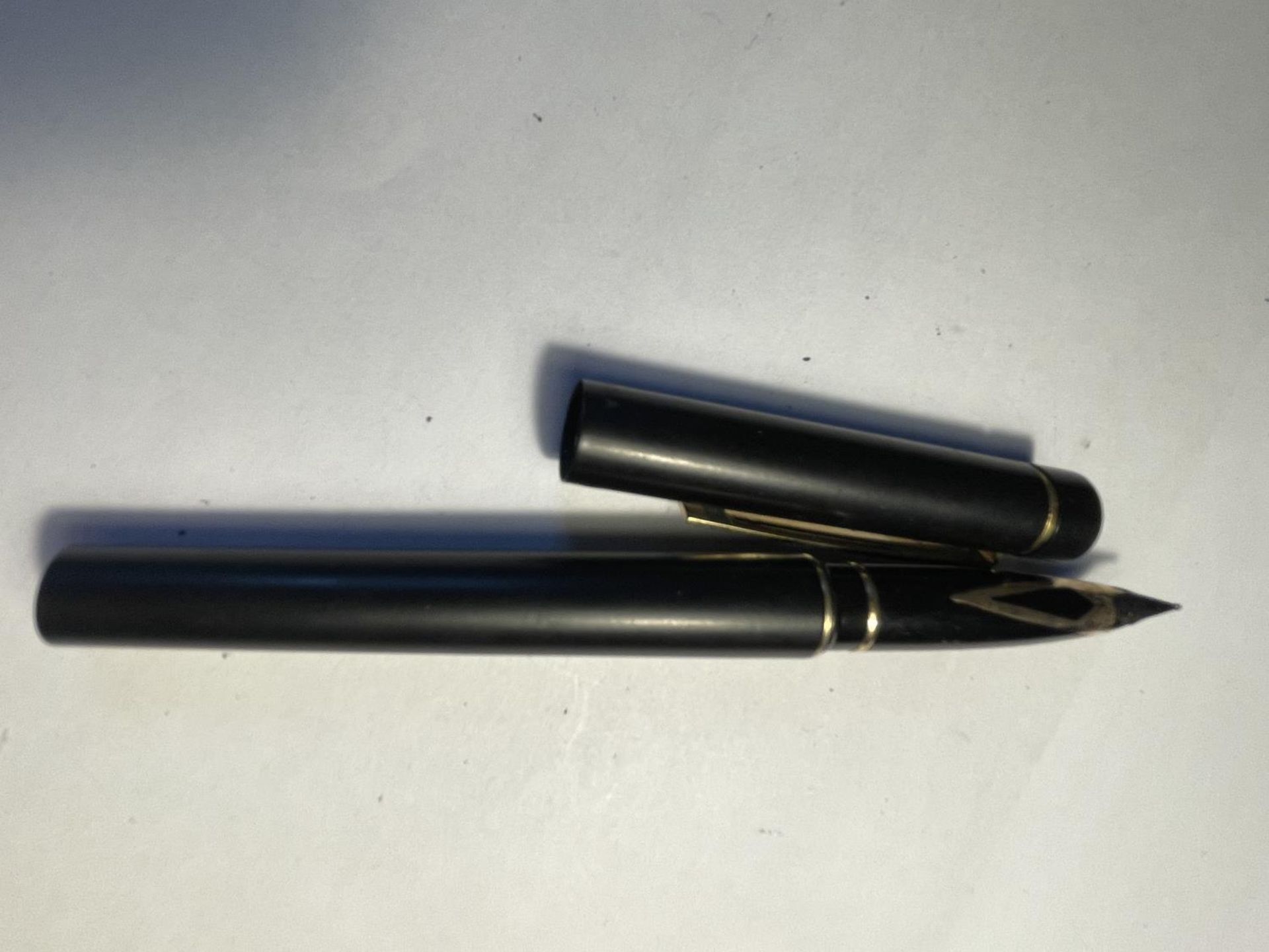 FOUR VARIOUS PENS TO INCLUDE A CASED WATERMAN FOUNTAIN PEN WITH 18 CARAT GOLD NIB, A PARKER BIRO, - Image 3 of 7