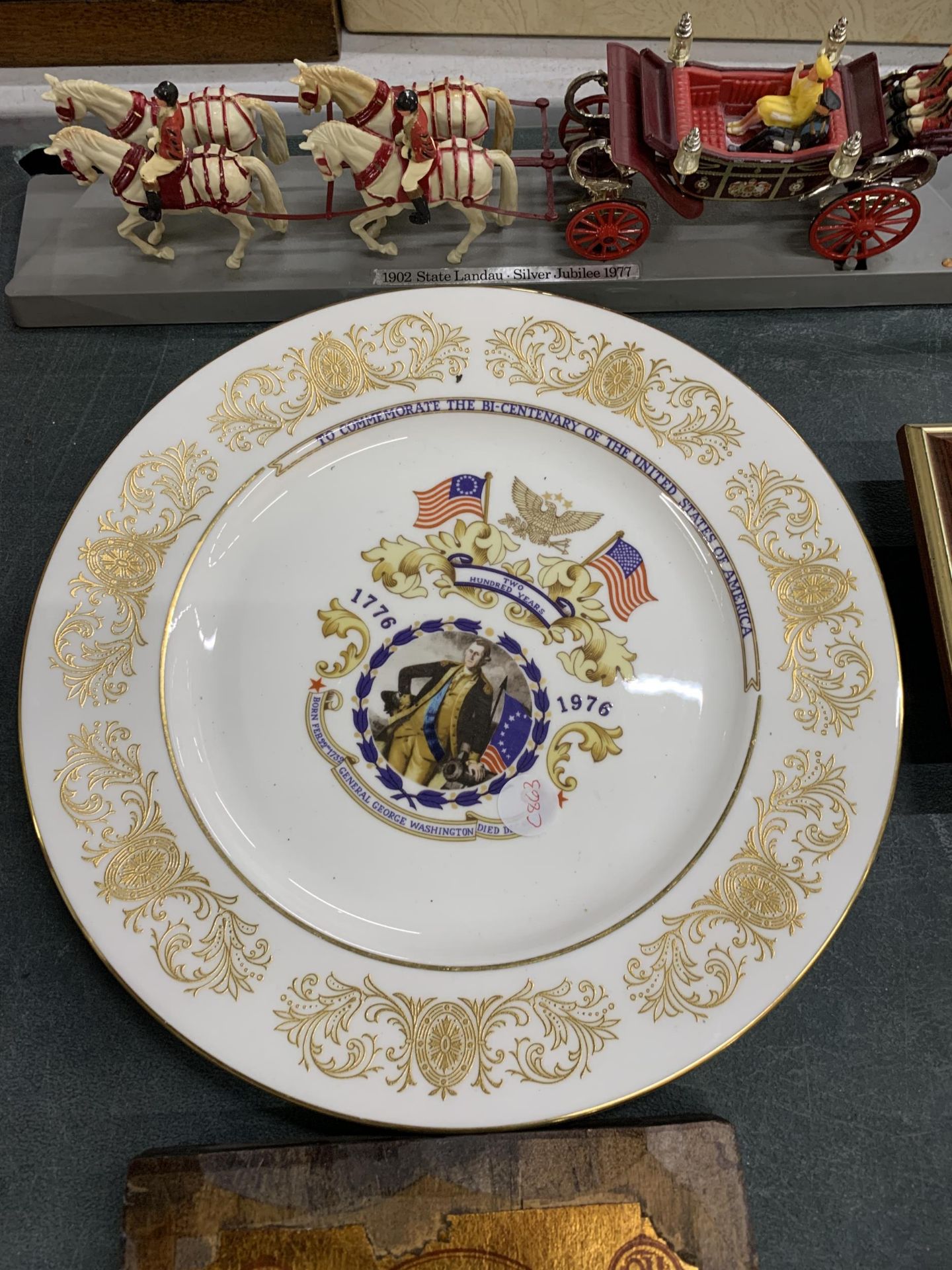 A MODEL OF QUEEN ELIZABETH II ON SILVER JUBILEE DAY IN A 1902 STATE LANDAU, A PLATE FROM 1976 - Image 3 of 3