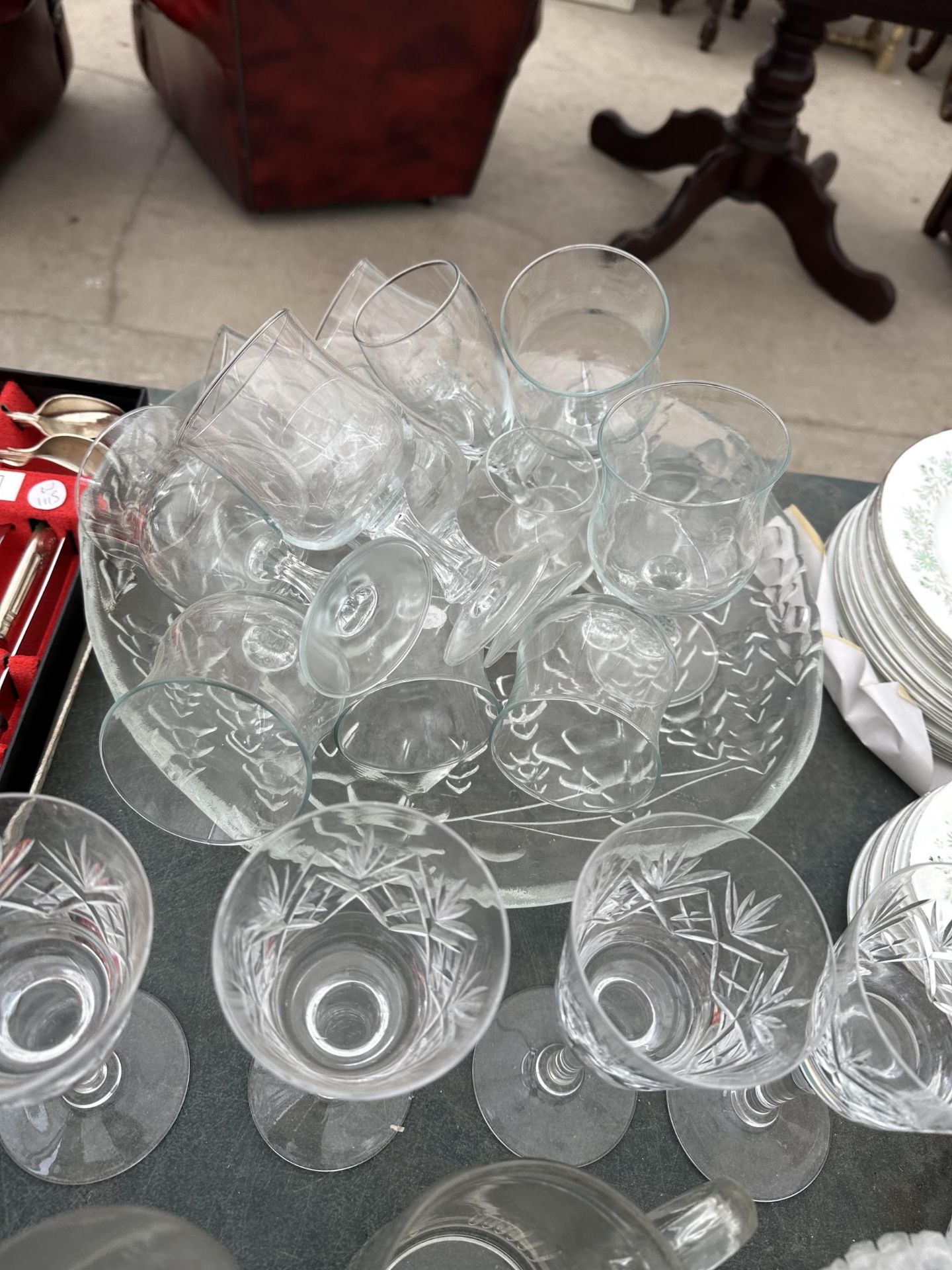 A LARGE QUANTITY OF GLASS WARE TO INCLUDE A BOWL AND WINE GLASSES - Image 2 of 3