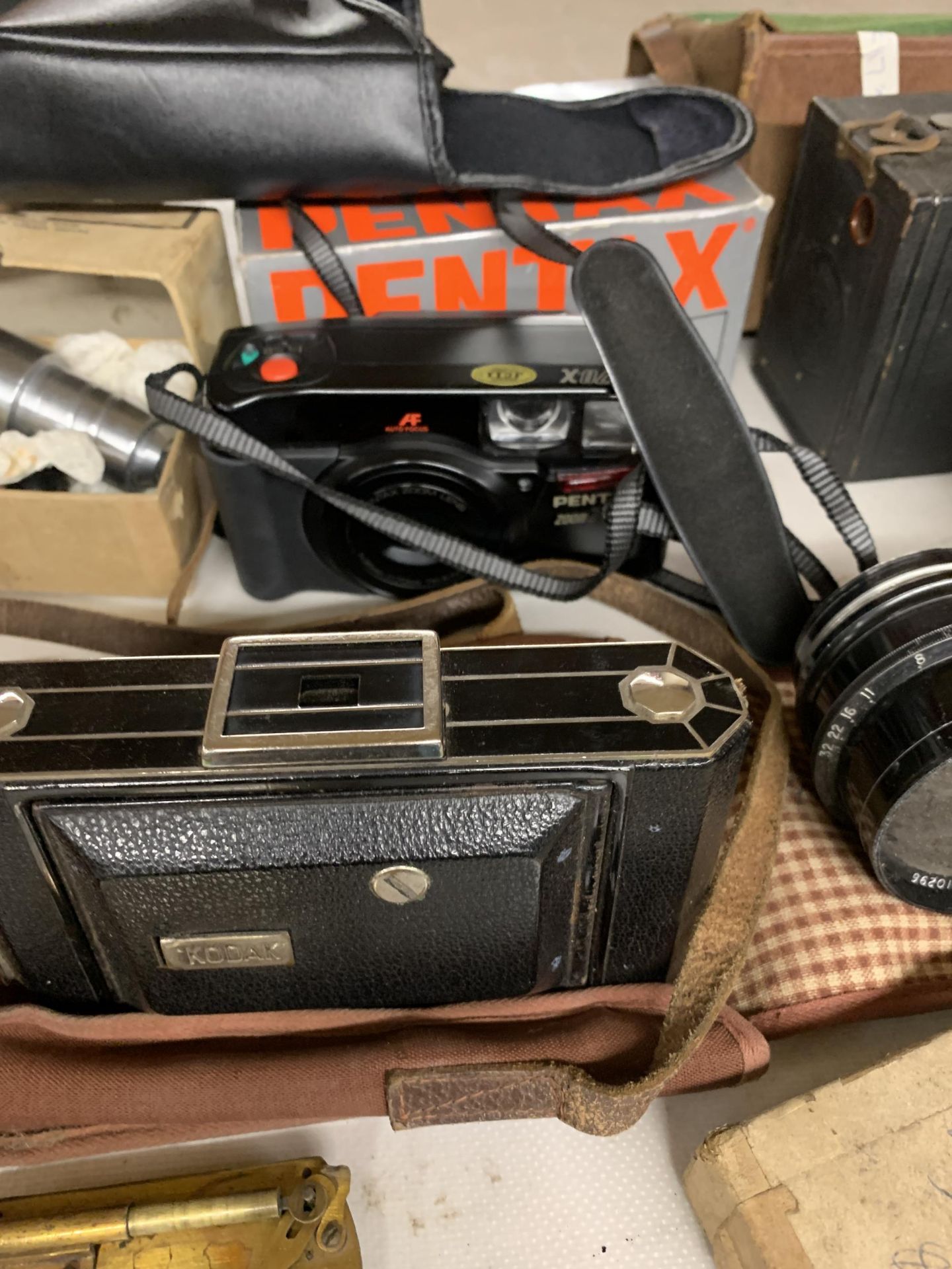 A QUANTITY OF CAMERAS AND LENS TO INCLUDE PENTAX, KODAK, CANON, DALLMAYER, ETC., - Image 6 of 7